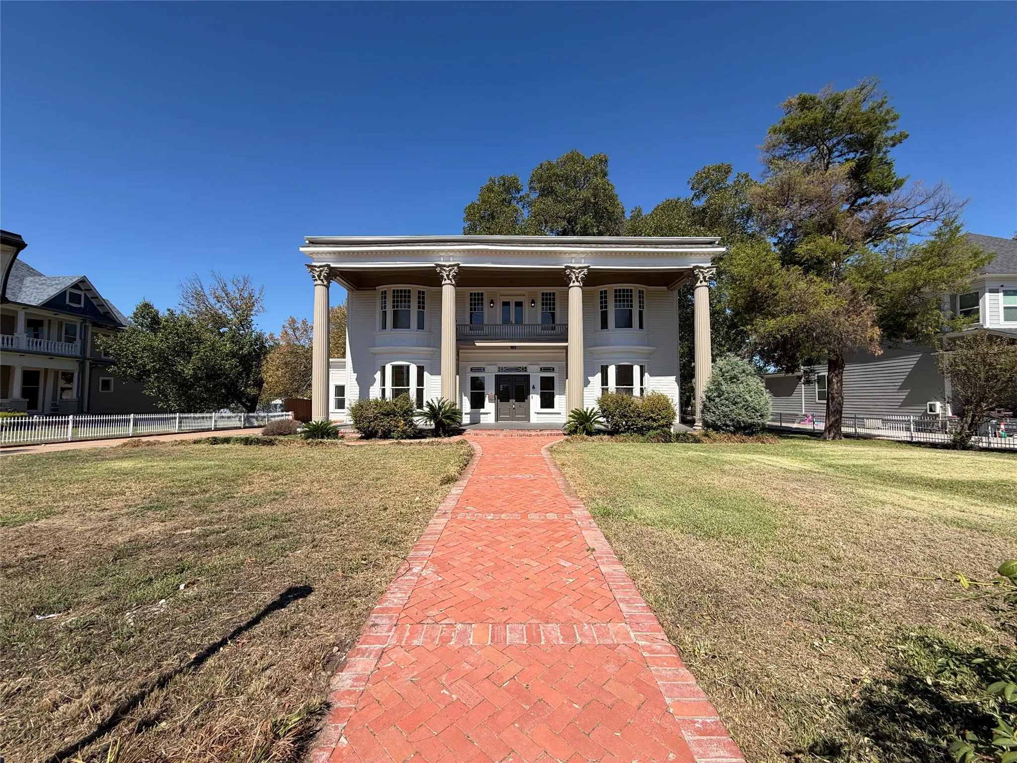 Single Family Residence For Sale in Navarro County , 1012 W 3rd Avenue, Corsicana, Texas 75110, 4 Bedroom, 3 Bathroom, 3 Garage spaces, 3,374 Sqft, built in 1930, mls#21407733, Real Estate Agent in Corsicana, Homes For Sale in Navarro county, Homes For Sale in Corsicana, Realtor in Corsicana Texas, Real Estate Brokerage Independent Realty Texas, Luminita Cordes Realtor
