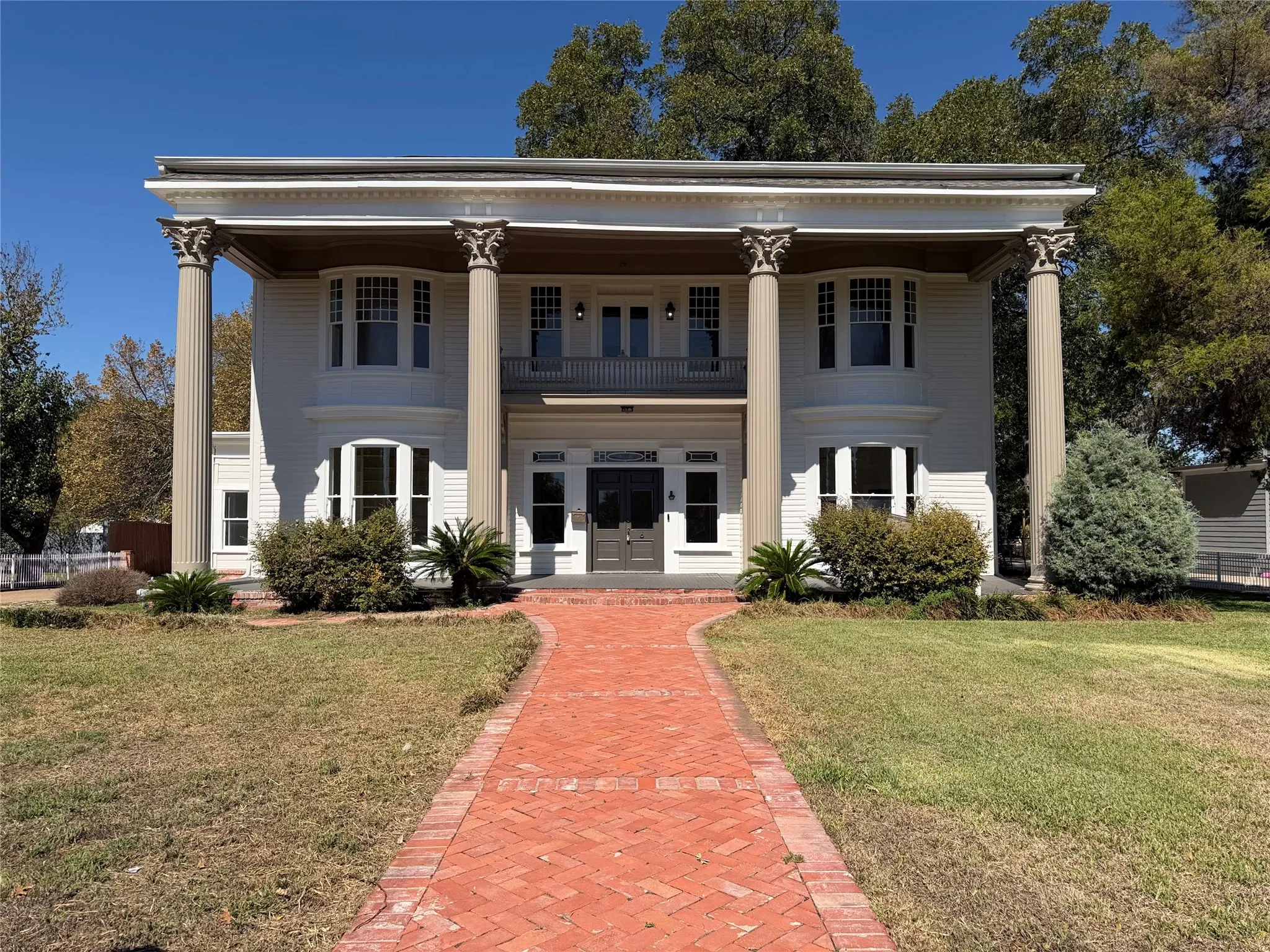 Single Family Residence For Sale in Navarro County , 1012 W 3rd Avenue, Corsicana, Texas 75110, 4 Bedroom, 3 Bathroom, 3 Garage spaces, 3,374 Sqft, built in 1930, mls#21407733, Real Estate Agent in Corsicana, Homes For Sale in Navarro county, Homes For Sale in Corsicana, Realtor in Corsicana Texas, Real Estate Brokerage Independent Realty Texas, Luminita Cordes Realtor