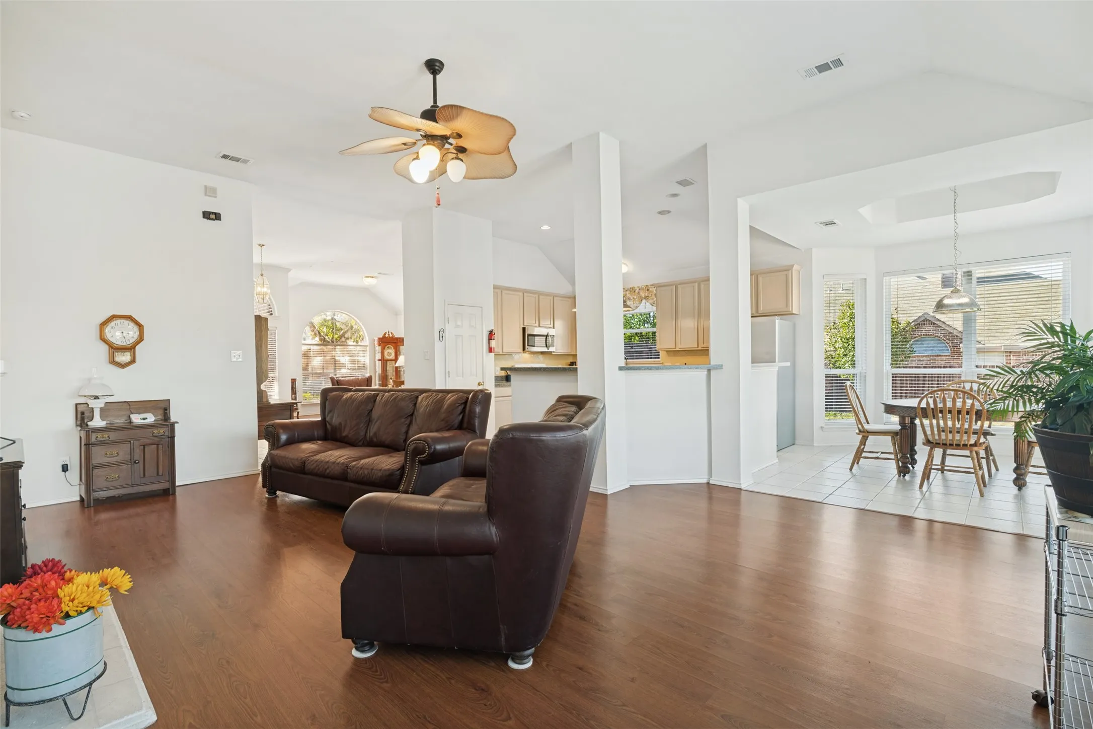 Single Family Residence For Sale in Dallas County , 4714 Parkhaven Drive, Garland, Texas 75043, 4 Bedroom, 2 Bathroom, 2 Garage spaces, 2,247 Sqft, built in 1997, mls#21408182, Real Estate Agent in Garland, Homes For Sale in Dallas county, Homes For Sale in Garland, Realtor in Garland Texas, Real Estate Brokerage Independent Realty Texas, Luminita Cordes Realtor