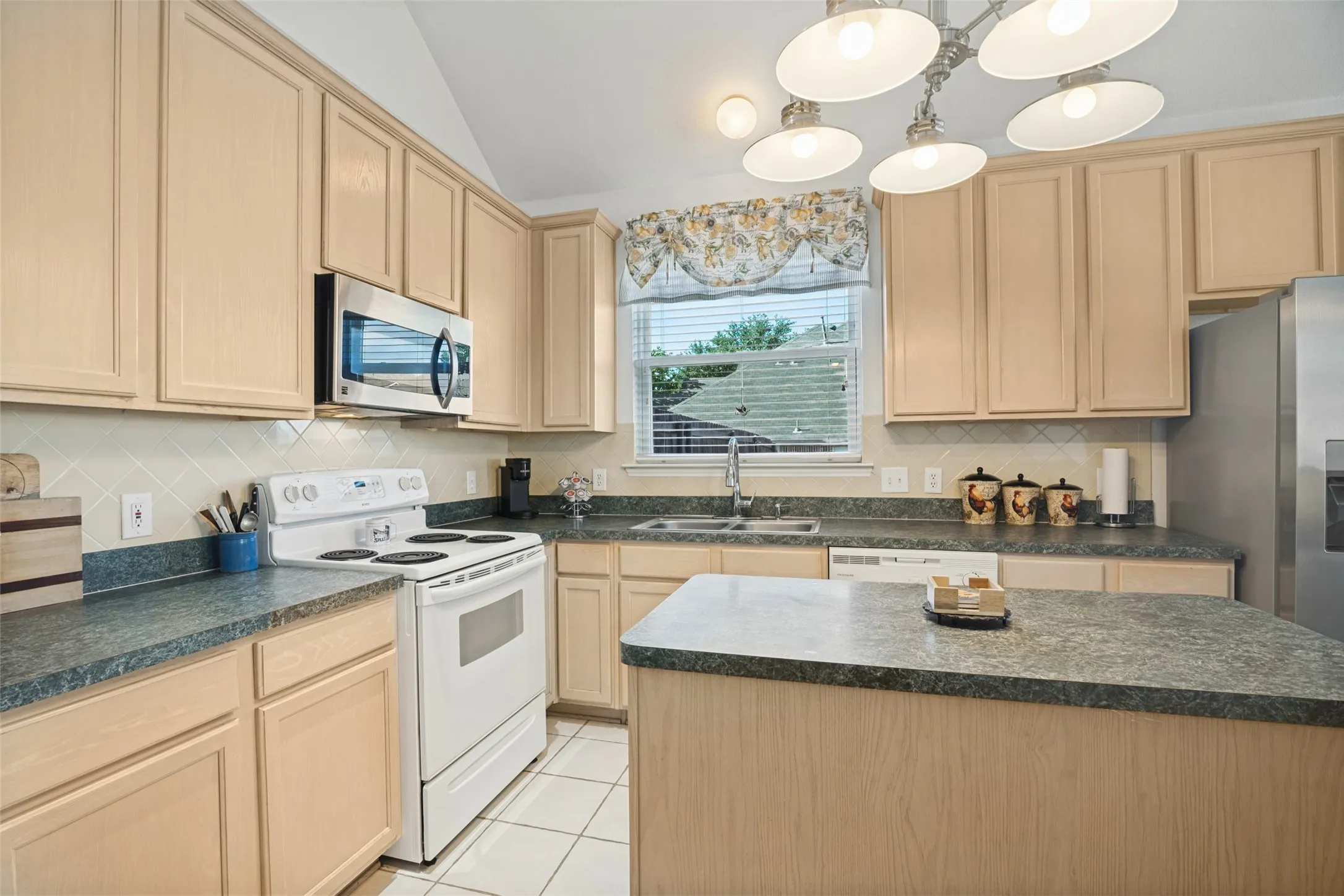 Single Family Residence For Sale in Dallas County , 4714 Parkhaven Drive, Garland, Texas 75043, 4 Bedroom, 2 Bathroom, 2 Garage spaces, 2,247 Sqft, built in 1997, mls#21408182, Real Estate Agent in Garland, Homes For Sale in Dallas county, Homes For Sale in Garland, Realtor in Garland Texas, Real Estate Brokerage Independent Realty Texas, Luminita Cordes Realtor