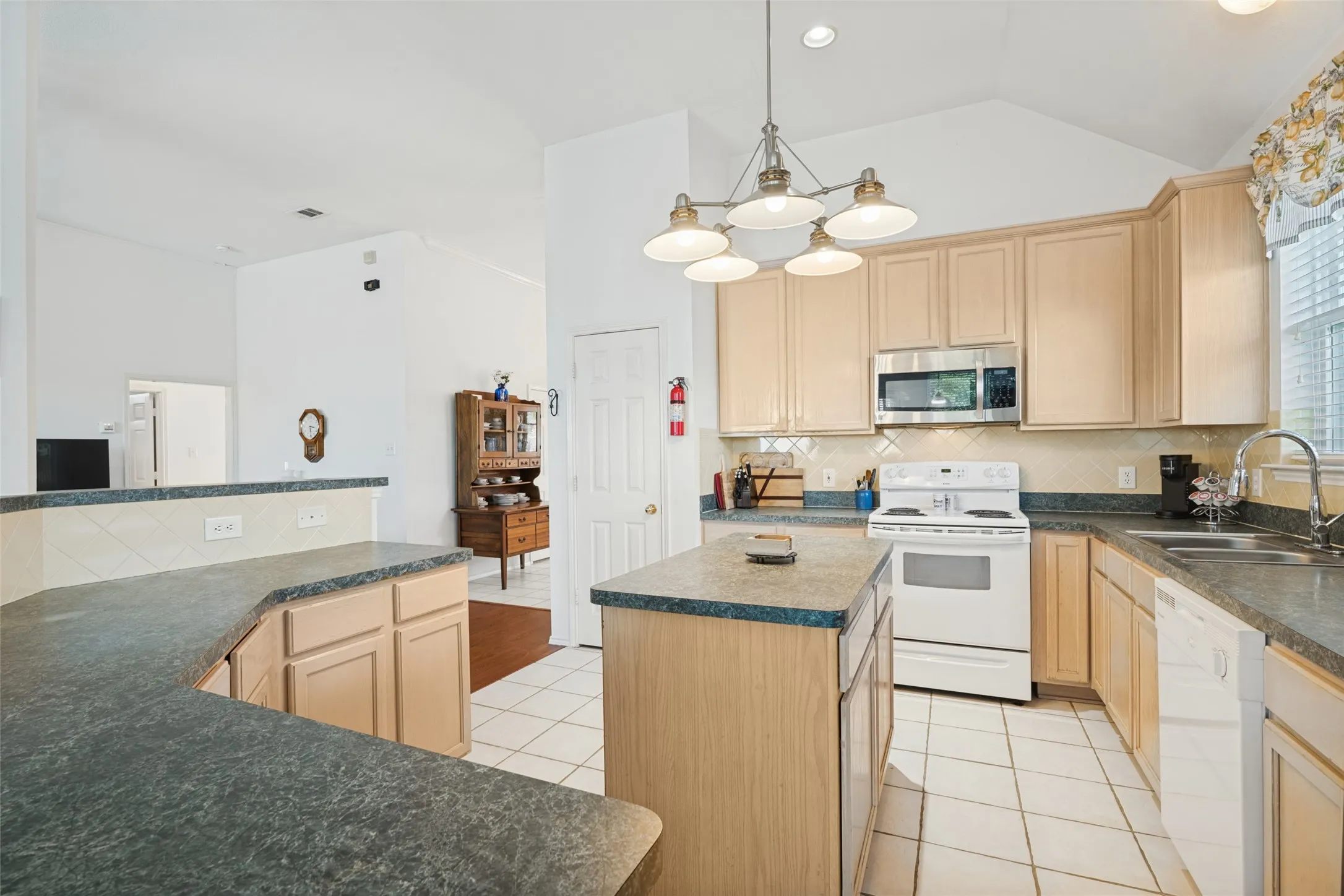 Single Family Residence For Sale in Dallas County , 4714 Parkhaven Drive, Garland, Texas 75043, 4 Bedroom, 2 Bathroom, 2 Garage spaces, 2,247 Sqft, built in 1997, mls#21408182, Real Estate Agent in Garland, Homes For Sale in Dallas county, Homes For Sale in Garland, Realtor in Garland Texas, Real Estate Brokerage Independent Realty Texas, Luminita Cordes Realtor