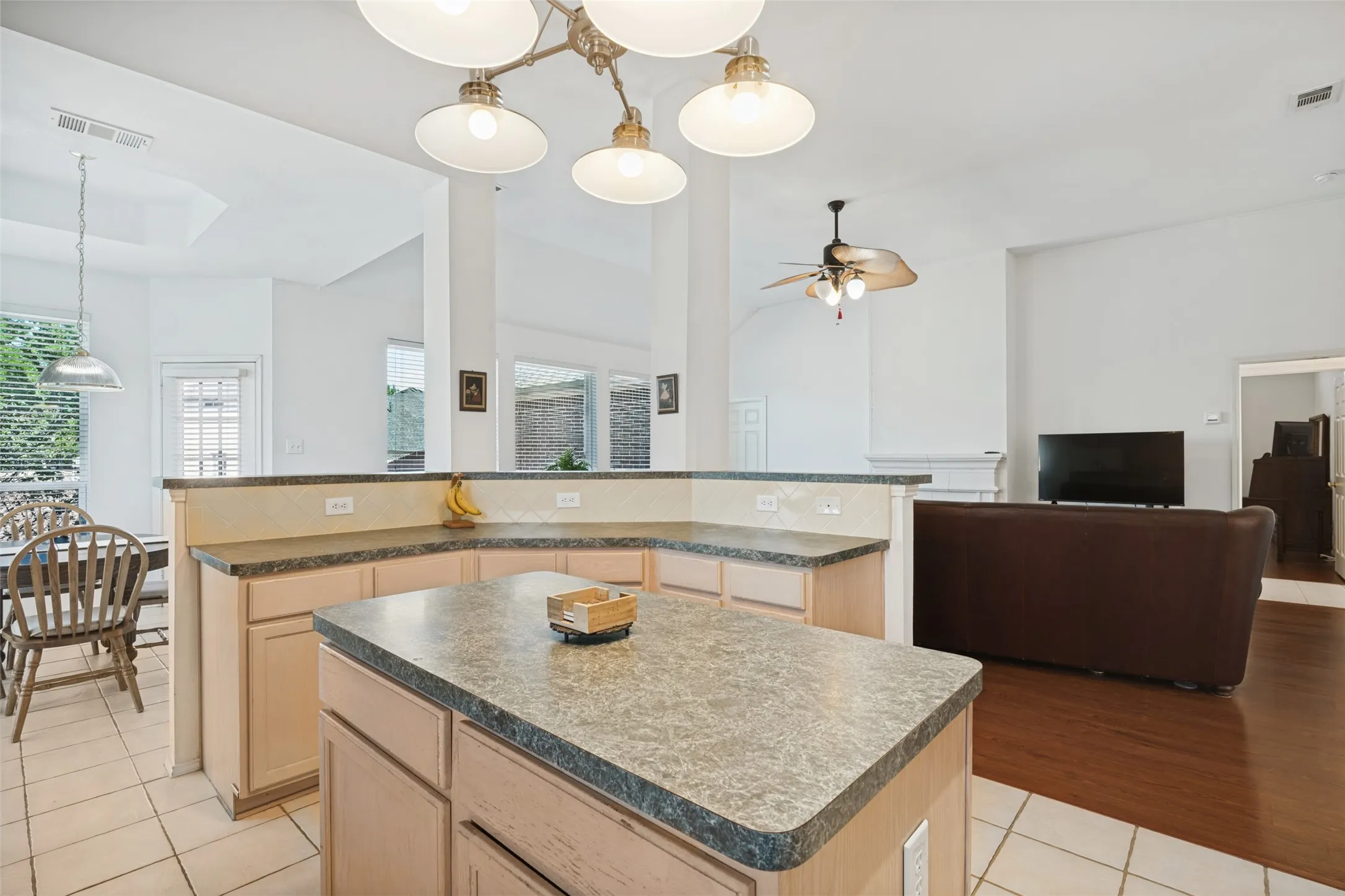 Single Family Residence For Sale in Dallas County , 4714 Parkhaven Drive, Garland, Texas 75043, 4 Bedroom, 2 Bathroom, 2 Garage spaces, 2,247 Sqft, built in 1997, mls#21408182, Real Estate Agent in Garland, Homes For Sale in Dallas county, Homes For Sale in Garland, Realtor in Garland Texas, Real Estate Brokerage Independent Realty Texas, Luminita Cordes Realtor