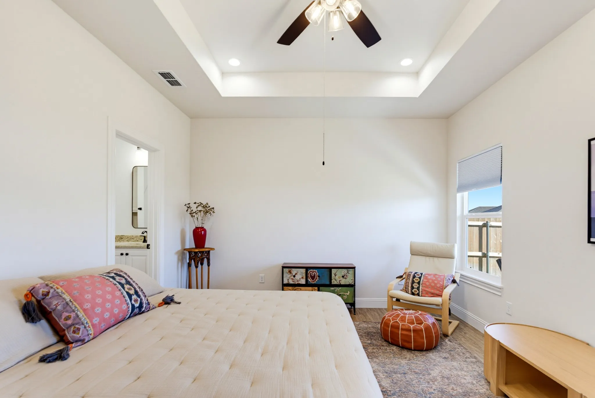 Recessed tray ceiling with integrated lighting and ceiling fan