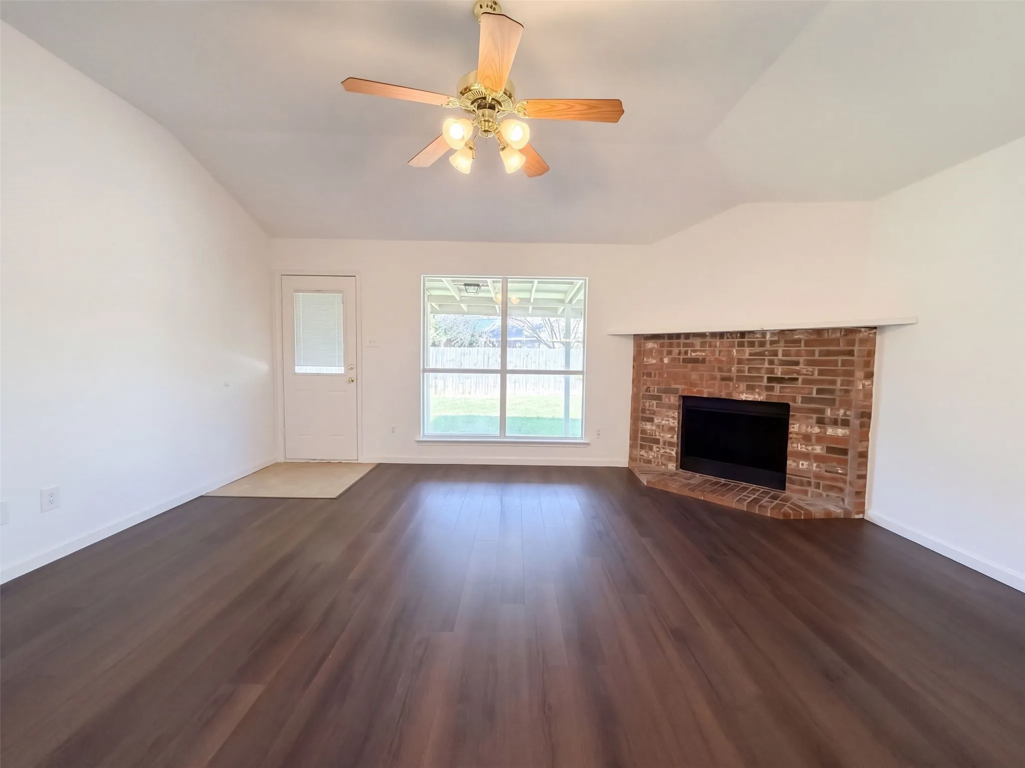 Single Family Residence For Sale in Tarrant County , 6704 Pony Express Trail, Arlington, Texas 76002, 3 Bedroom, 2 Bathroom, 2 Garage spaces, 1,382 Sqft, built in 2000, mls#21407673, Real Estate Agent in Arlington, Homes For Sale in Tarrant county, Homes For Sale in Arlington, Realtor in Arlington Texas, Real Estate Brokerage Independent Realty Texas, Luminita Cordes Realtor
