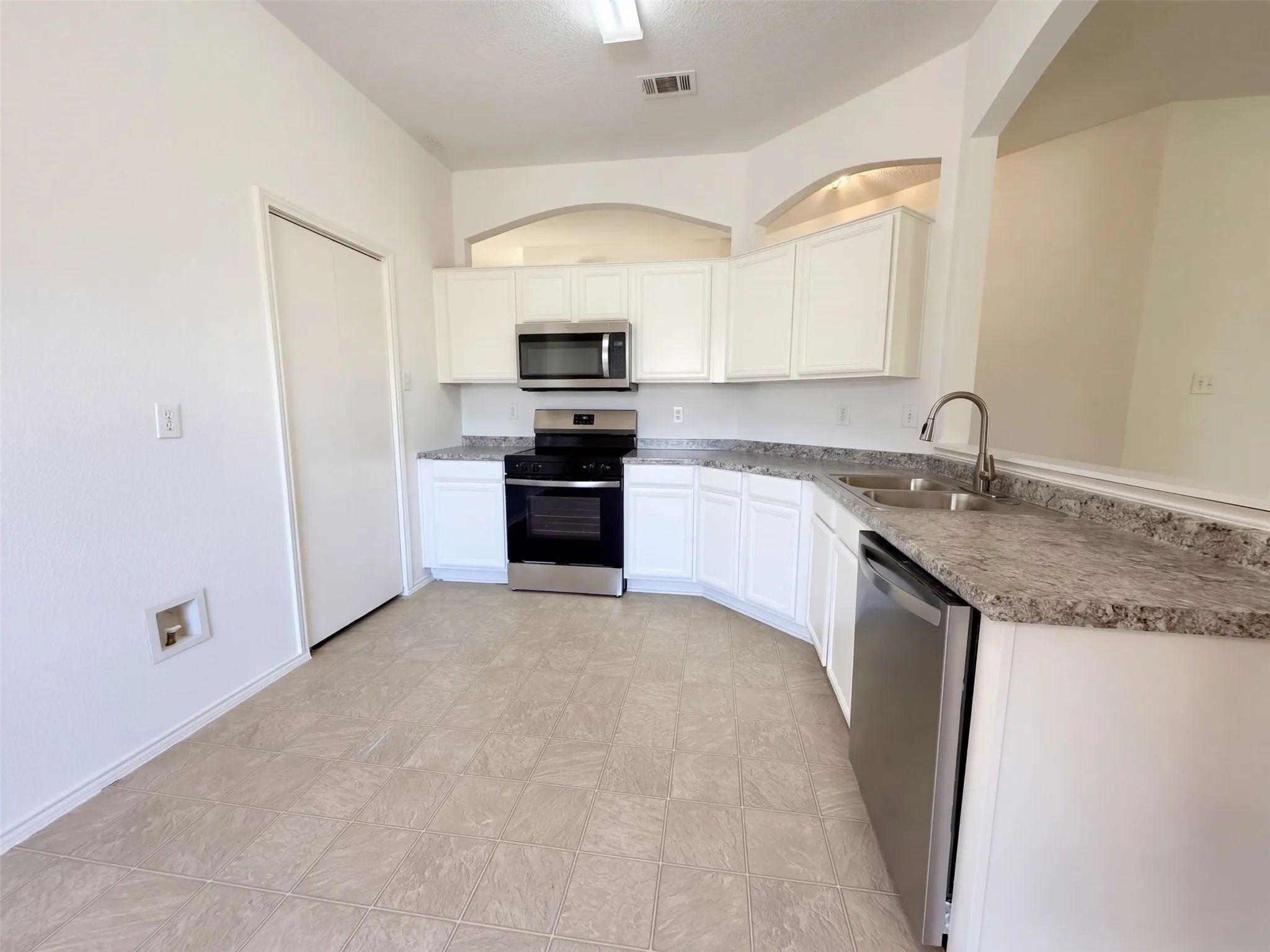 Single Family Residence For Sale in Tarrant County , 6704 Pony Express Trail, Arlington, Texas 76002, 3 Bedroom, 2 Bathroom, 2 Garage spaces, 1,382 Sqft, built in 2000, mls#21407673, Real Estate Agent in Arlington, Homes For Sale in Tarrant county, Homes For Sale in Arlington, Realtor in Arlington Texas, Real Estate Brokerage Independent Realty Texas, Luminita Cordes Realtor