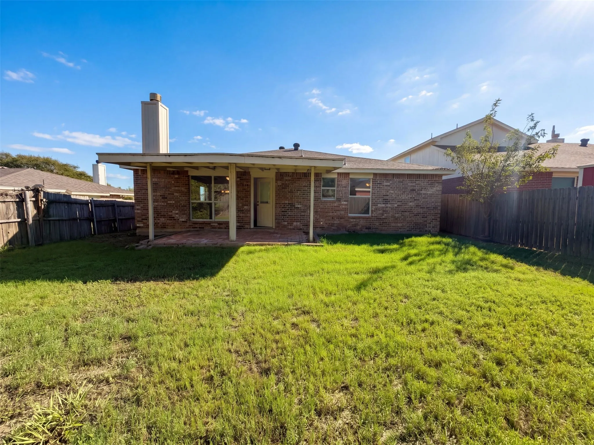 Single Family Residence For Sale in Tarrant County , 6704 Pony Express Trail, Arlington, Texas 76002, 3 Bedroom, 2 Bathroom, 2 Garage spaces, 1,382 Sqft, built in 2000, mls#21407673, Real Estate Agent in Arlington, Homes For Sale in Tarrant county, Homes For Sale in Arlington, Realtor in Arlington Texas, Real Estate Brokerage Independent Realty Texas, Luminita Cordes Realtor