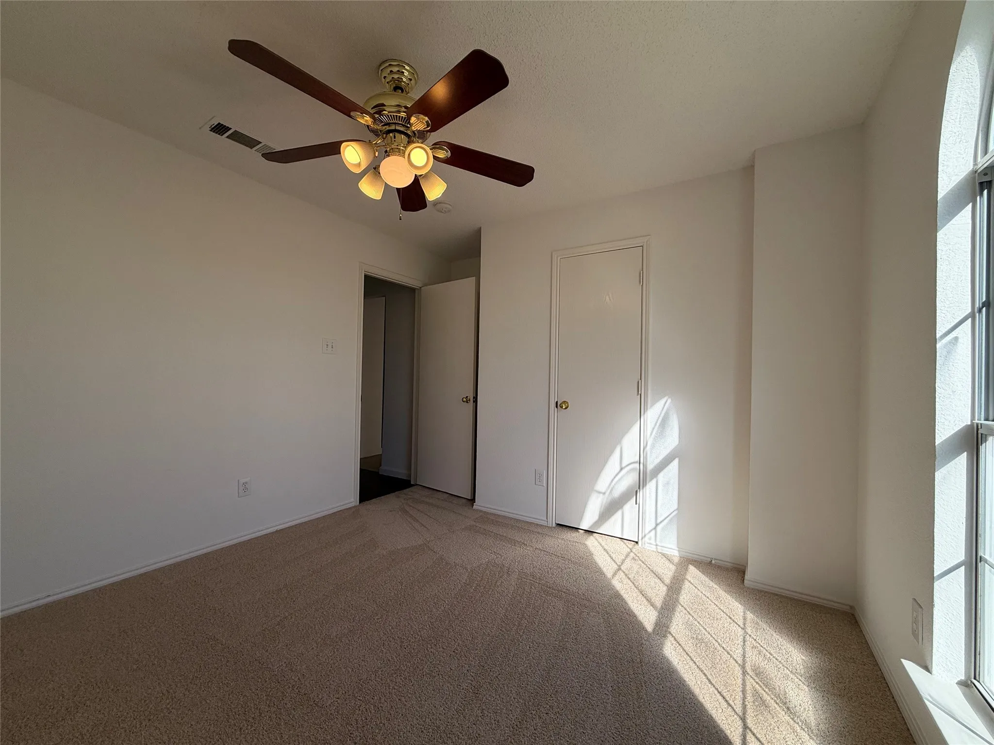 Single Family Residence For Sale in Tarrant County , 6704 Pony Express Trail, Arlington, Texas 76002, 3 Bedroom, 2 Bathroom, 2 Garage spaces, 1,382 Sqft, built in 2000, mls#21407673, Real Estate Agent in Arlington, Homes For Sale in Tarrant county, Homes For Sale in Arlington, Realtor in Arlington Texas, Real Estate Brokerage Independent Realty Texas, Luminita Cordes Realtor