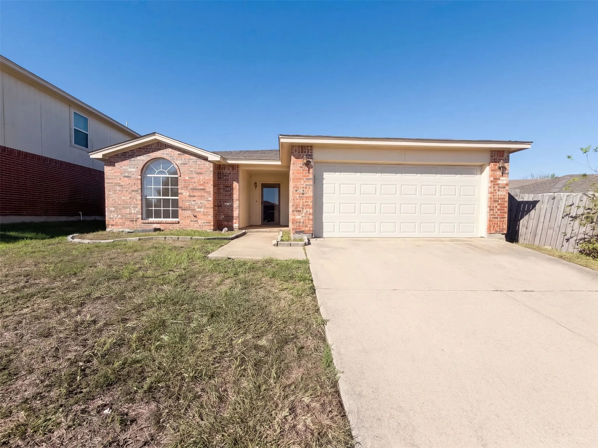Single Family Residence For Sale in Tarrant County , 6704 Pony Express Trail, Arlington, Texas 76002, 3 Bedroom, 2 Bathroom, 2 Garage spaces, 1,382 Sqft, built in 2000, mls#21407673, Real Estate Agent in Arlington, Homes For Sale in Tarrant county, Homes For Sale in Arlington, Realtor in Arlington Texas, Real Estate Brokerage Independent Realty Texas, Luminita Cordes Realtor