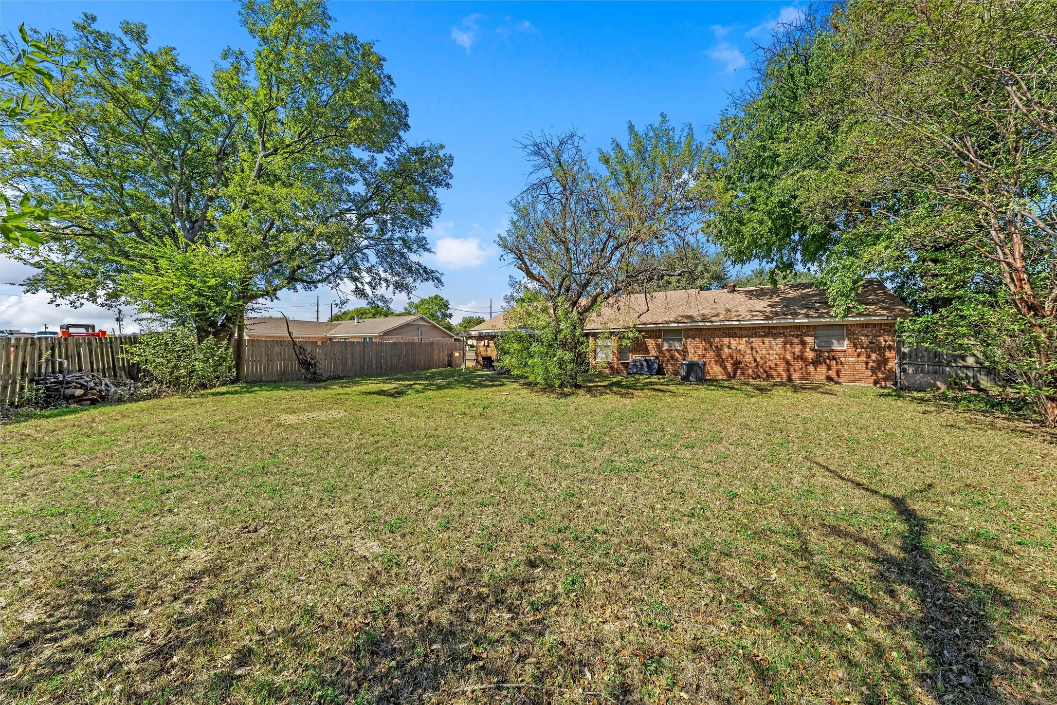 Single Family Residence For Sale in Mc Lennan County , 926 Rolling Hills Drive, Hewitt, Texas 76643, 3 Bedroom, 2 Bathroom, 2 Garage spaces, 1,532 Sqft, built in 1976, mls#21407224, Real Estate Agent in Hewitt, Homes For Sale in Mc Lennan county, Homes For Sale in Hewitt, Realtor in Hewitt Texas, Real Estate Brokerage Independent Realty Texas, Luminita Cordes Realtor