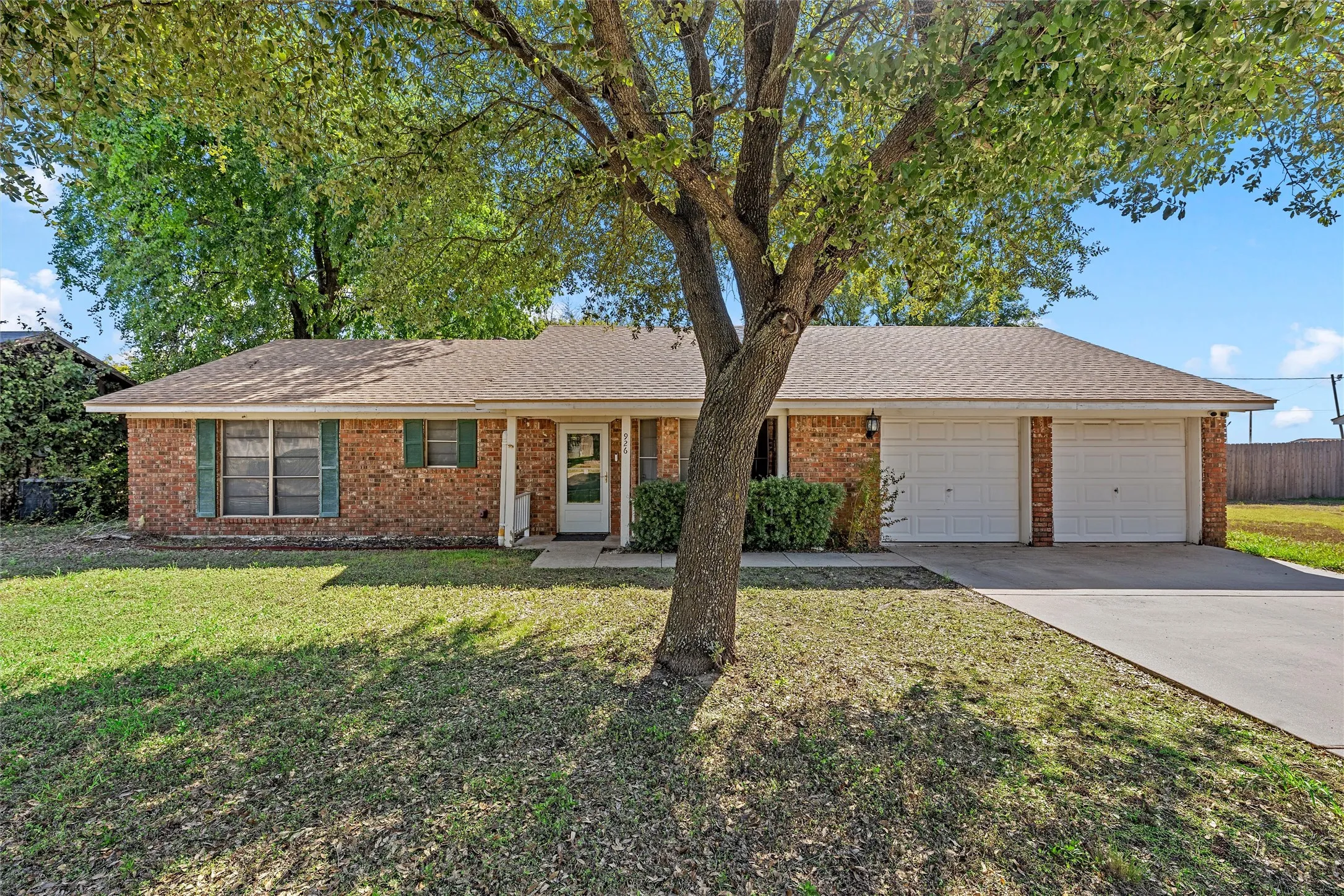 Single Family Residence For Sale in Mc Lennan County , 926 Rolling Hills Drive, Hewitt, Texas 76643, 3 Bedroom, 2 Bathroom, 2 Garage spaces, 1,532 Sqft, built in 1976, mls#21407224, Real Estate Agent in Hewitt, Homes For Sale in Mc Lennan county, Homes For Sale in Hewitt, Realtor in Hewitt Texas, Real Estate Brokerage Independent Realty Texas, Luminita Cordes Realtor