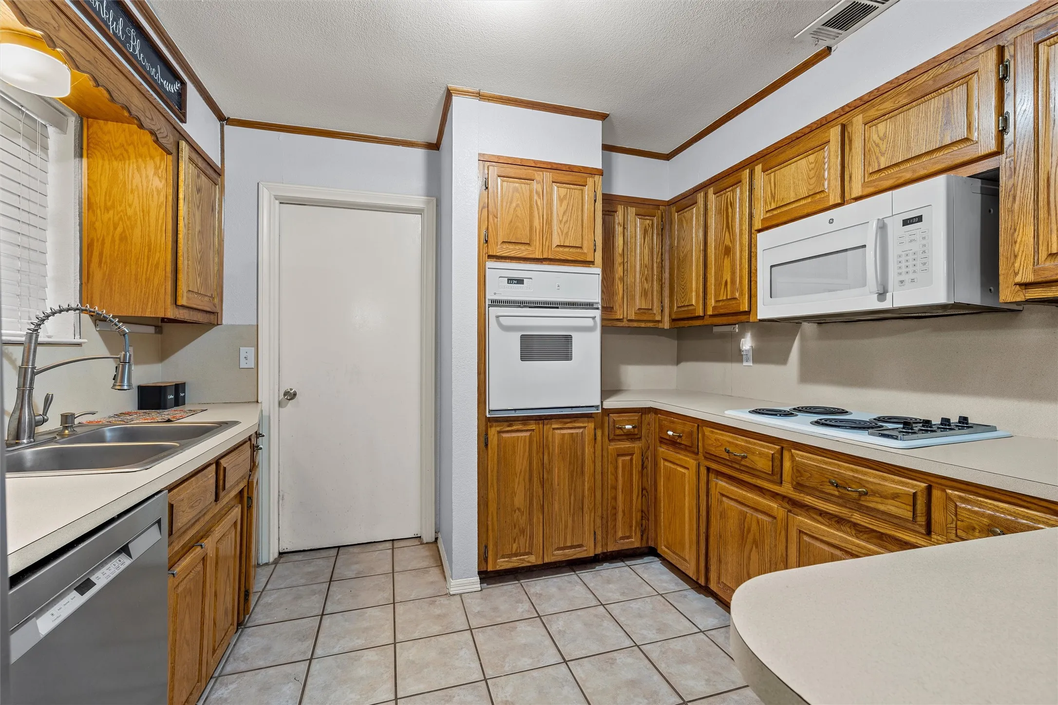 Single Family Residence For Sale in Mc Lennan County , 926 Rolling Hills Drive, Hewitt, Texas 76643, 3 Bedroom, 2 Bathroom, 2 Garage spaces, 1,532 Sqft, built in 1976, mls#21407224, Real Estate Agent in Hewitt, Homes For Sale in Mc Lennan county, Homes For Sale in Hewitt, Realtor in Hewitt Texas, Real Estate Brokerage Independent Realty Texas, Luminita Cordes Realtor