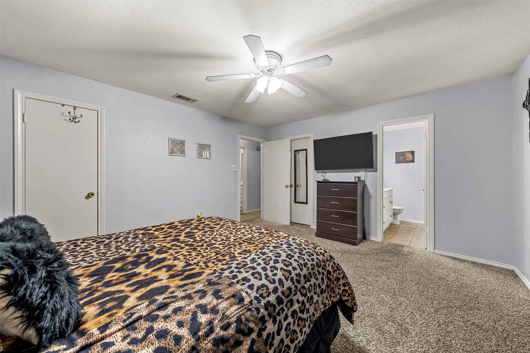 Single Family Residence For Sale in Mc Lennan County , 926 Rolling Hills Drive, Hewitt, Texas 76643, 3 Bedroom, 2 Bathroom, 2 Garage spaces, 1,532 Sqft, built in 1976, mls#21407224, Real Estate Agent in Hewitt, Homes For Sale in Mc Lennan county, Homes For Sale in Hewitt, Realtor in Hewitt Texas, Real Estate Brokerage Independent Realty Texas, Luminita Cordes Realtor