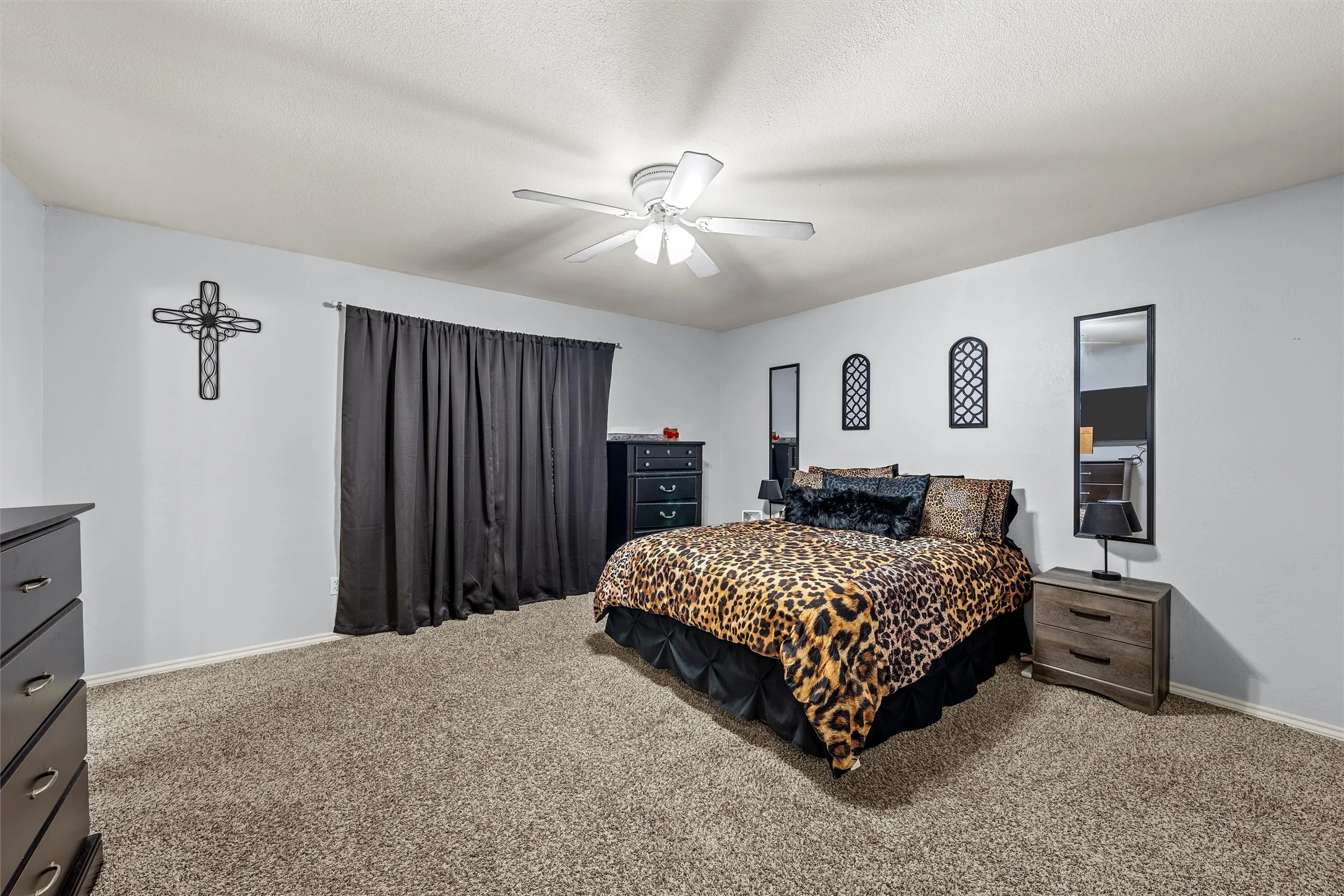 Single Family Residence For Sale in Mc Lennan County , 926 Rolling Hills Drive, Hewitt, Texas 76643, 3 Bedroom, 2 Bathroom, 2 Garage spaces, 1,532 Sqft, built in 1976, mls#21407224, Real Estate Agent in Hewitt, Homes For Sale in Mc Lennan county, Homes For Sale in Hewitt, Realtor in Hewitt Texas, Real Estate Brokerage Independent Realty Texas, Luminita Cordes Realtor