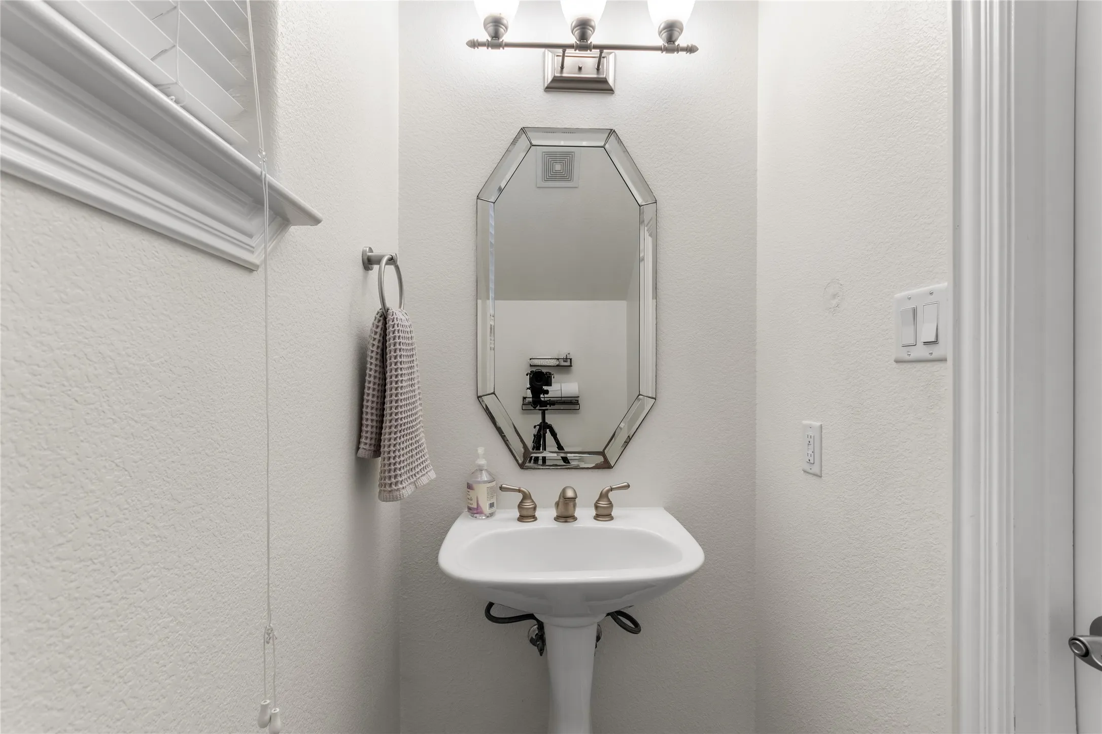 Single Family Residence For Rent in Dallas County , 5639 Ellsworth Avenue, Dallas, Texas 75206, 3 Bedroom, 2 Bathroom, 2 Garage spaces, 2,360 Sqft, built in 2003, mls#21406167, Real Estate Agent in Dallas, Homes For Rent in Dallas county, Homes For Rent in Dallas, Realtor in Dallas Texas, Real Estate Brokerage Independent Realty Texas, Luminita Cordes Realtor