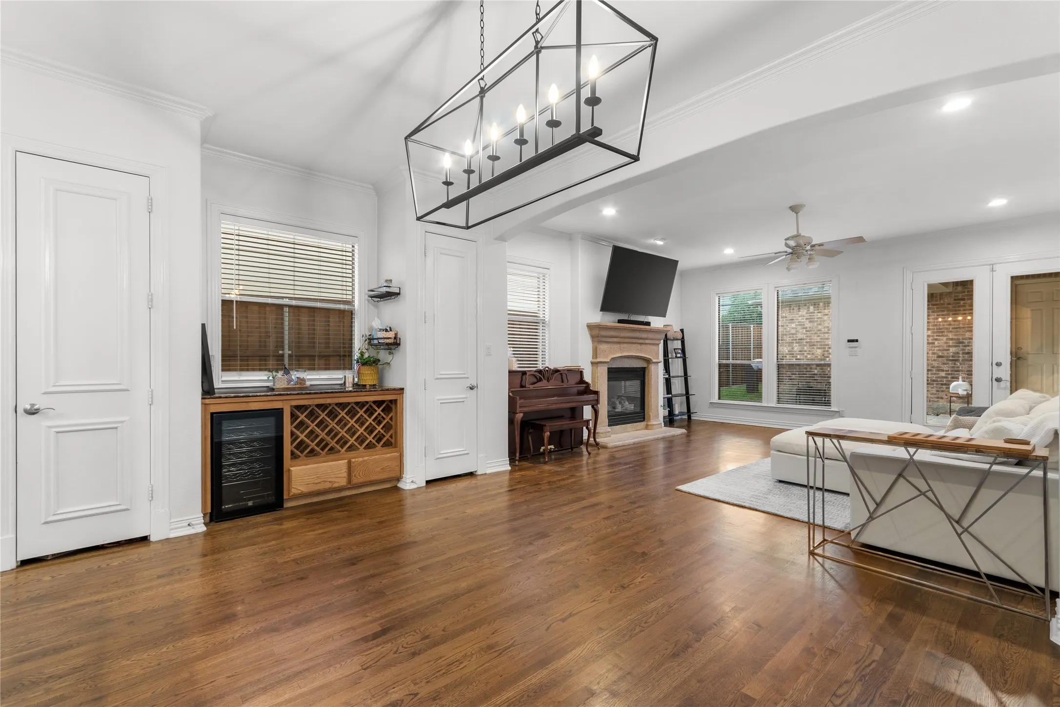 Single Family Residence For Rent in Dallas County , 5639 Ellsworth Avenue, Dallas, Texas 75206, 3 Bedroom, 2 Bathroom, 2 Garage spaces, 2,360 Sqft, built in 2003, mls#21406167, Real Estate Agent in Dallas, Homes For Rent in Dallas county, Homes For Rent in Dallas, Realtor in Dallas Texas, Real Estate Brokerage Independent Realty Texas, Luminita Cordes Realtor