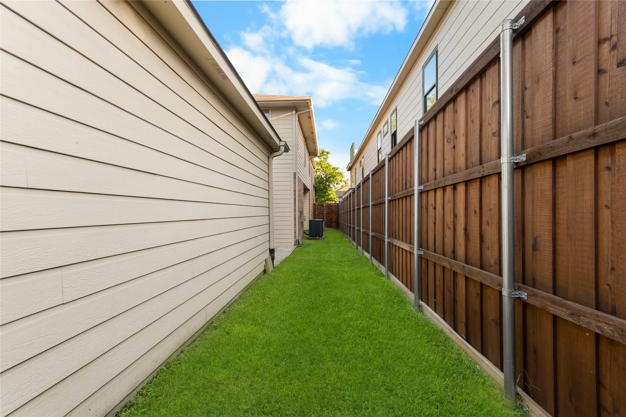 Single Family Residence For Rent in Dallas County , 5639 Ellsworth Avenue, Dallas, Texas 75206, 3 Bedroom, 2 Bathroom, 2 Garage spaces, 2,360 Sqft, built in 2003, mls#21406167, Real Estate Agent in Dallas, Homes For Rent in Dallas county, Homes For Rent in Dallas, Realtor in Dallas Texas, Real Estate Brokerage Independent Realty Texas, Luminita Cordes Realtor