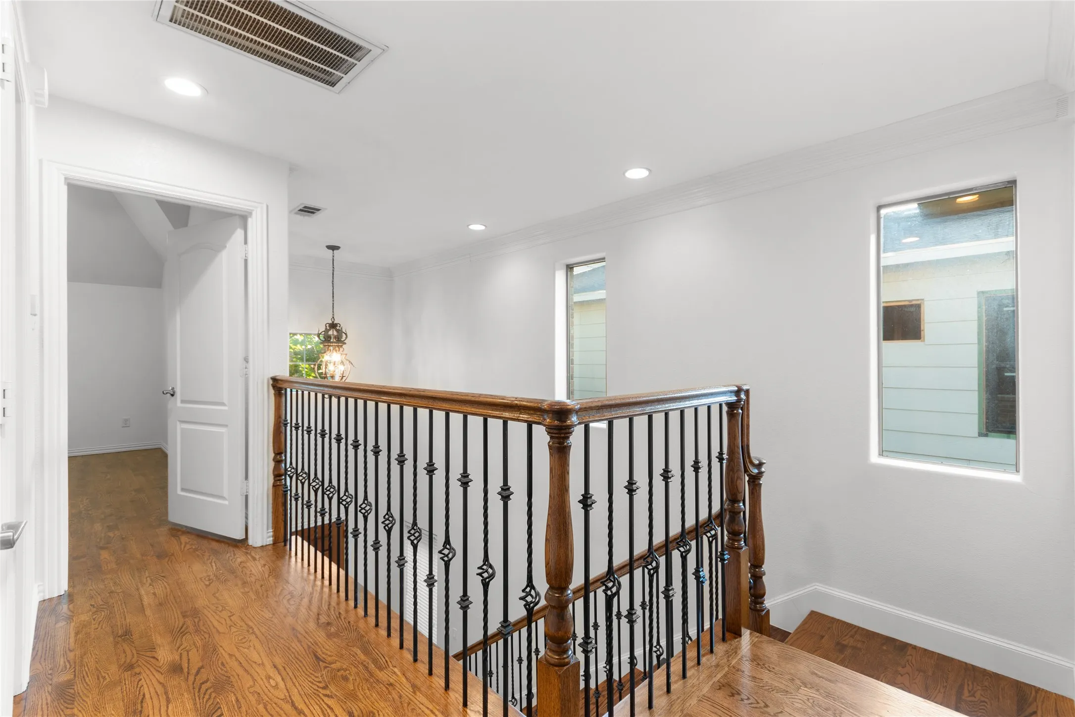 Single Family Residence For Rent in Dallas County , 5639 Ellsworth Avenue, Dallas, Texas 75206, 3 Bedroom, 2 Bathroom, 2 Garage spaces, 2,360 Sqft, built in 2003, mls#21406167, Real Estate Agent in Dallas, Homes For Rent in Dallas county, Homes For Rent in Dallas, Realtor in Dallas Texas, Real Estate Brokerage Independent Realty Texas, Luminita Cordes Realtor
