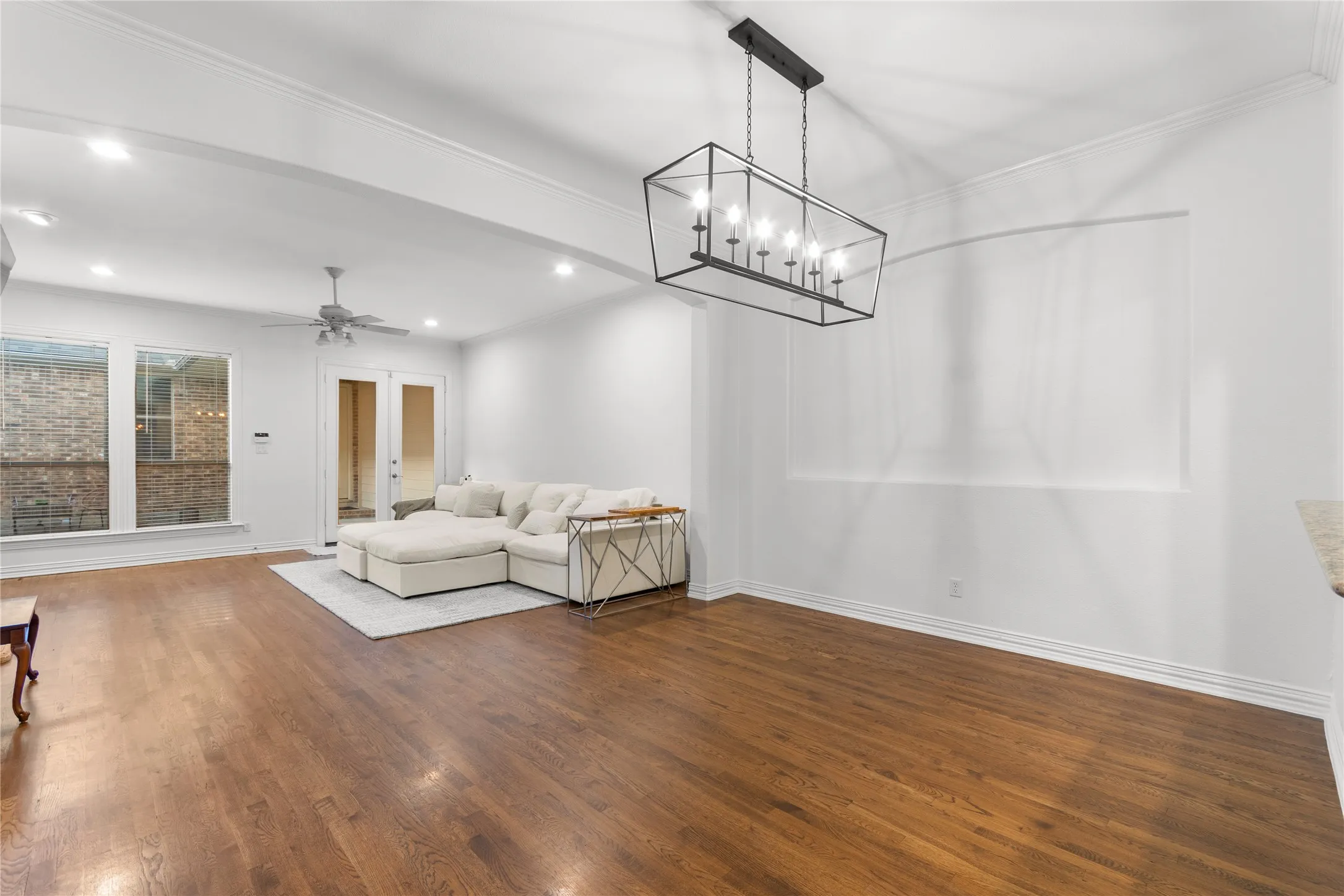 Single Family Residence For Rent in Dallas County , 5639 Ellsworth Avenue, Dallas, Texas 75206, 3 Bedroom, 2 Bathroom, 2 Garage spaces, 2,360 Sqft, built in 2003, mls#21406167, Real Estate Agent in Dallas, Homes For Rent in Dallas county, Homes For Rent in Dallas, Realtor in Dallas Texas, Real Estate Brokerage Independent Realty Texas, Luminita Cordes Realtor