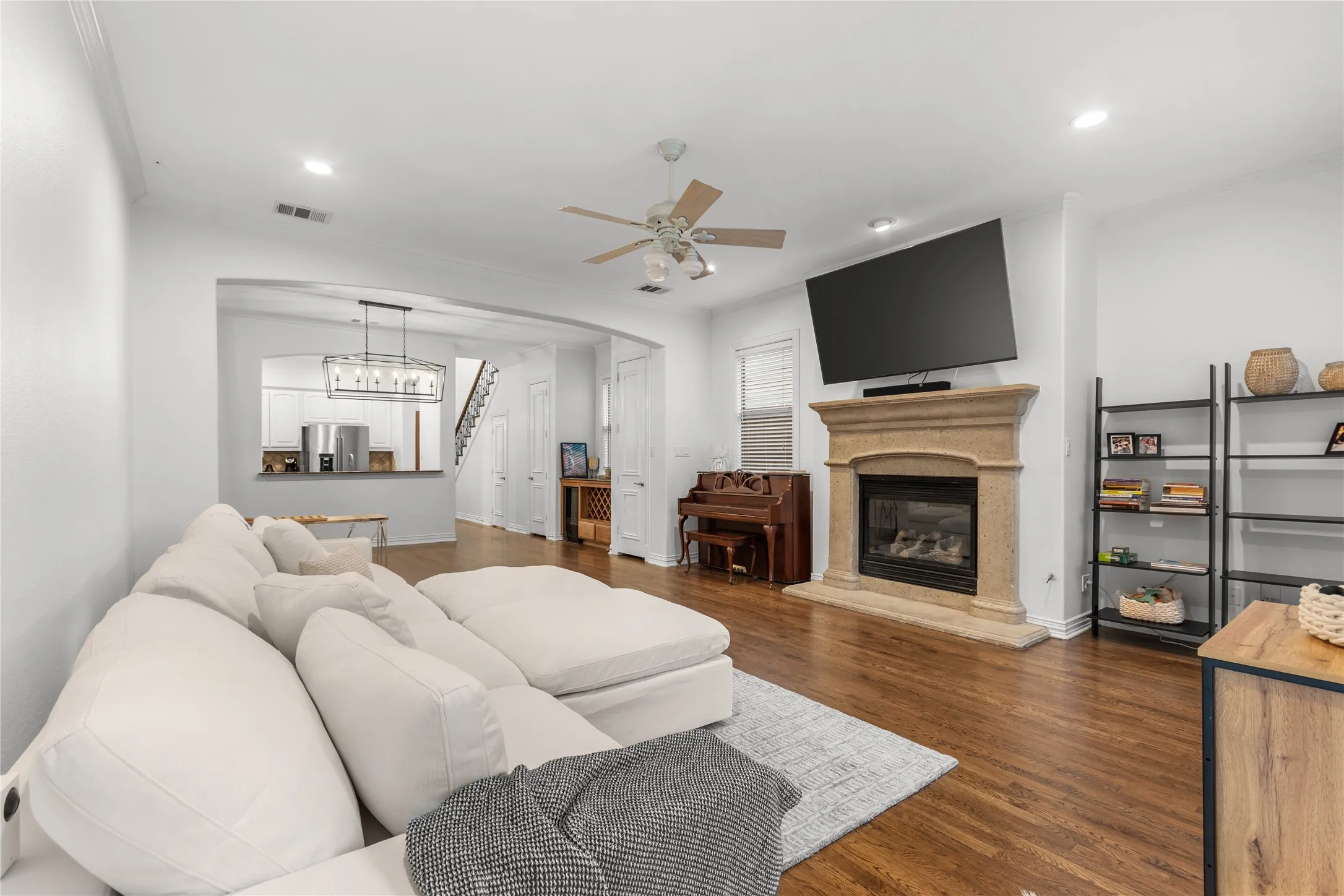 Single Family Residence For Rent in Dallas County , 5639 Ellsworth Avenue, Dallas, Texas 75206, 3 Bedroom, 2 Bathroom, 2 Garage spaces, 2,360 Sqft, built in 2003, mls#21406167, Real Estate Agent in Dallas, Homes For Rent in Dallas county, Homes For Rent in Dallas, Realtor in Dallas Texas, Real Estate Brokerage Independent Realty Texas, Luminita Cordes Realtor