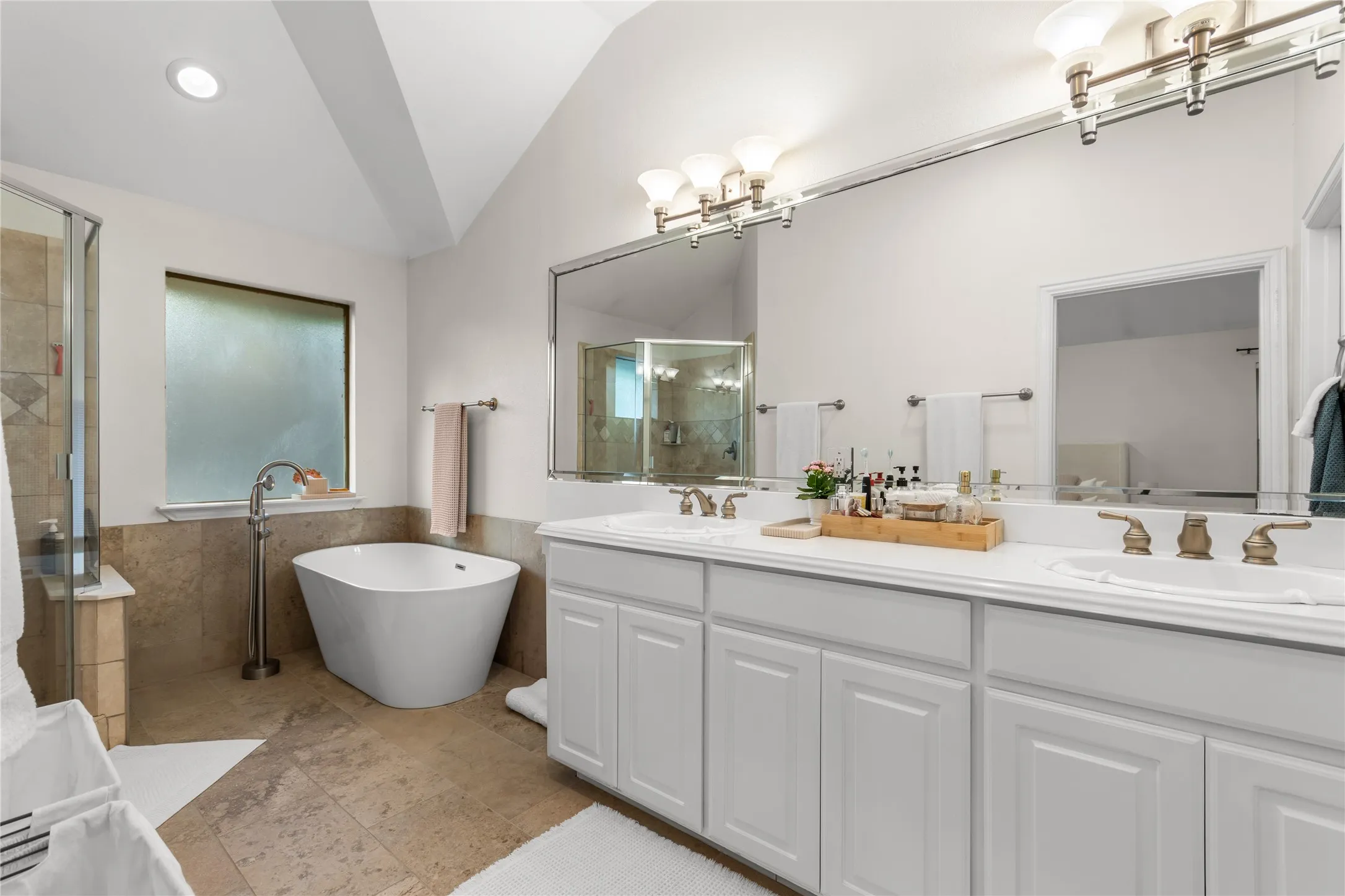 Single Family Residence For Rent in Dallas County , 5639 Ellsworth Avenue, Dallas, Texas 75206, 3 Bedroom, 2 Bathroom, 2 Garage spaces, 2,360 Sqft, built in 2003, mls#21406167, Real Estate Agent in Dallas, Homes For Rent in Dallas county, Homes For Rent in Dallas, Realtor in Dallas Texas, Real Estate Brokerage Independent Realty Texas, Luminita Cordes Realtor