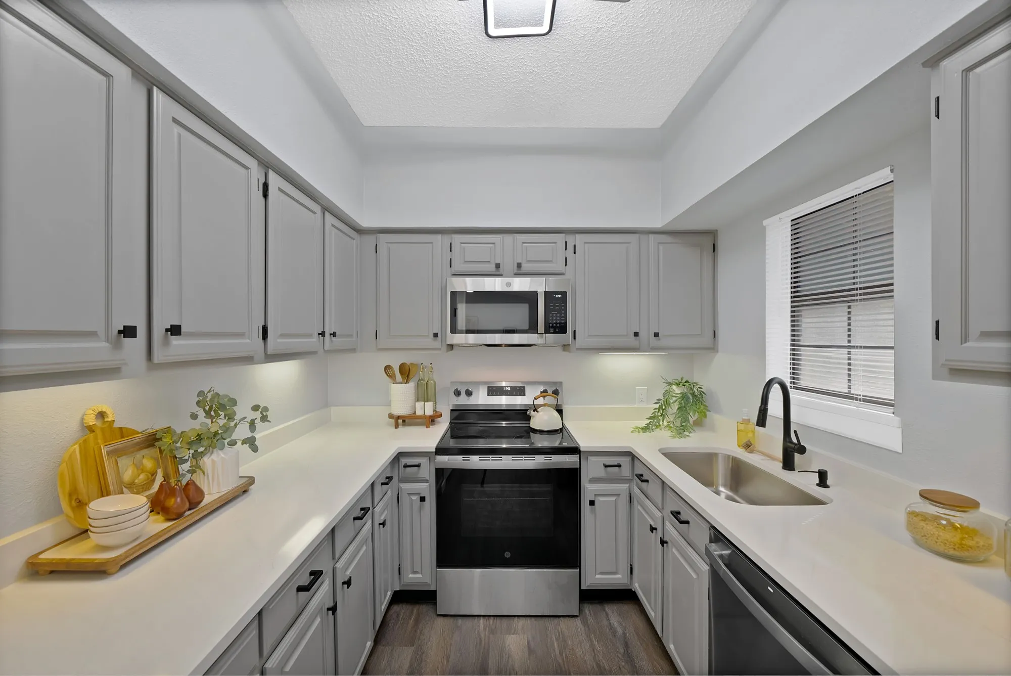 Condominium For Sale in Tarrant County , 412 Pebble Way 251, Arlington, Texas 76006, 2 Bedroom, 1 Bathroom, Garage spaces, 896 Sqft, built in 1983, mls#21407942, Real Estate Agent in Arlington, Homes For Sale in Tarrant county, Homes For Sale in Arlington, Realtor in Arlington Texas, Real Estate Brokerage Independent Realty Texas, Luminita Cordes Realtor