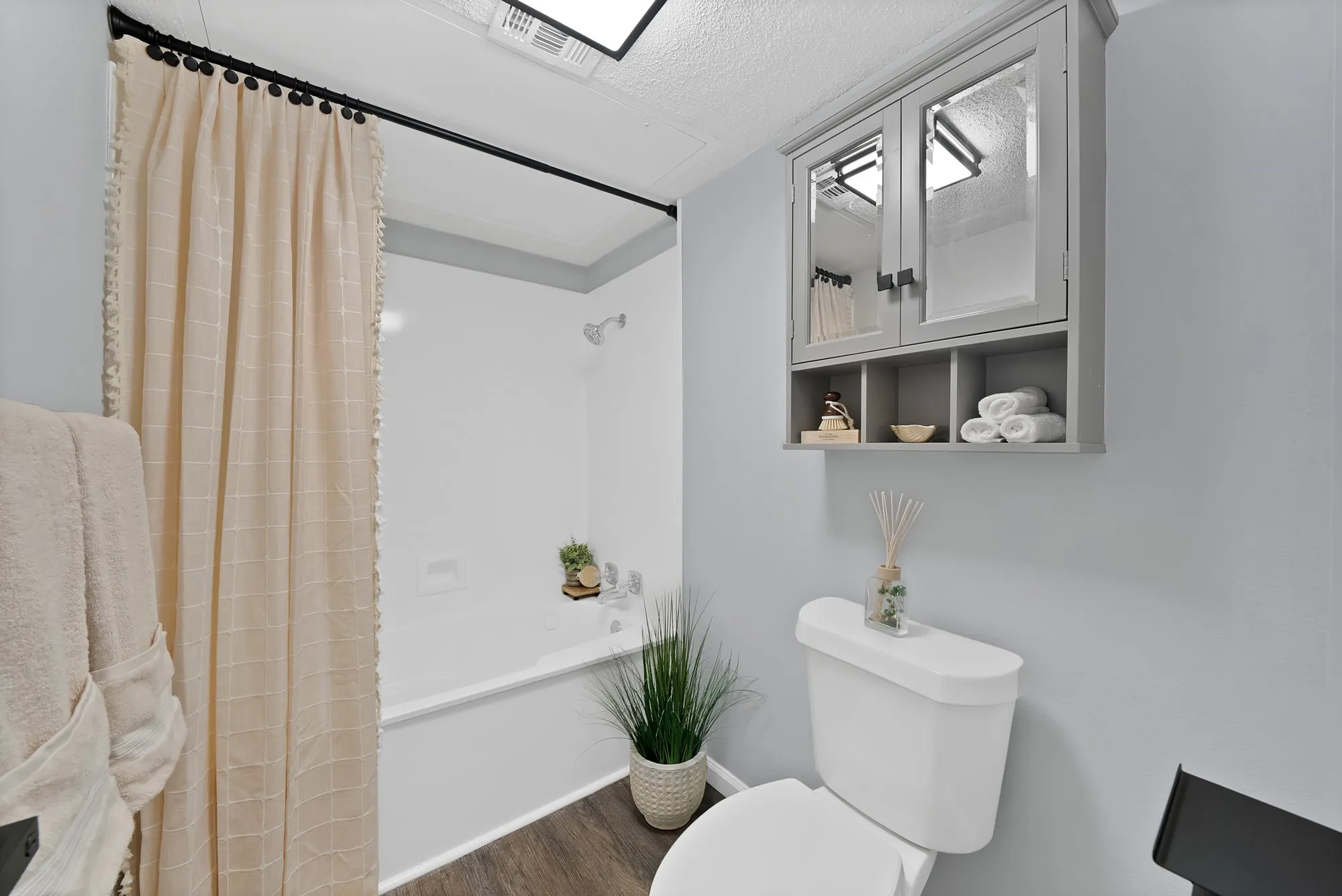 Condominium For Sale in Tarrant County , 412 Pebble Way 251, Arlington, Texas 76006, 2 Bedroom, 1 Bathroom, Garage spaces, 896 Sqft, built in 1983, mls#21407942, Real Estate Agent in Arlington, Homes For Sale in Tarrant county, Homes For Sale in Arlington, Realtor in Arlington Texas, Real Estate Brokerage Independent Realty Texas, Luminita Cordes Realtor
