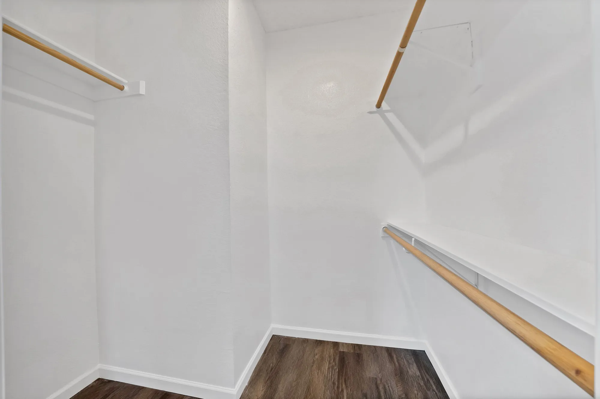 Condominium For Sale in Tarrant County , 412 Pebble Way 251, Arlington, Texas 76006, 2 Bedroom, 1 Bathroom, Garage spaces, 896 Sqft, built in 1983, mls#21407942, Real Estate Agent in Arlington, Homes For Sale in Tarrant county, Homes For Sale in Arlington, Realtor in Arlington Texas, Real Estate Brokerage Independent Realty Texas, Luminita Cordes Realtor