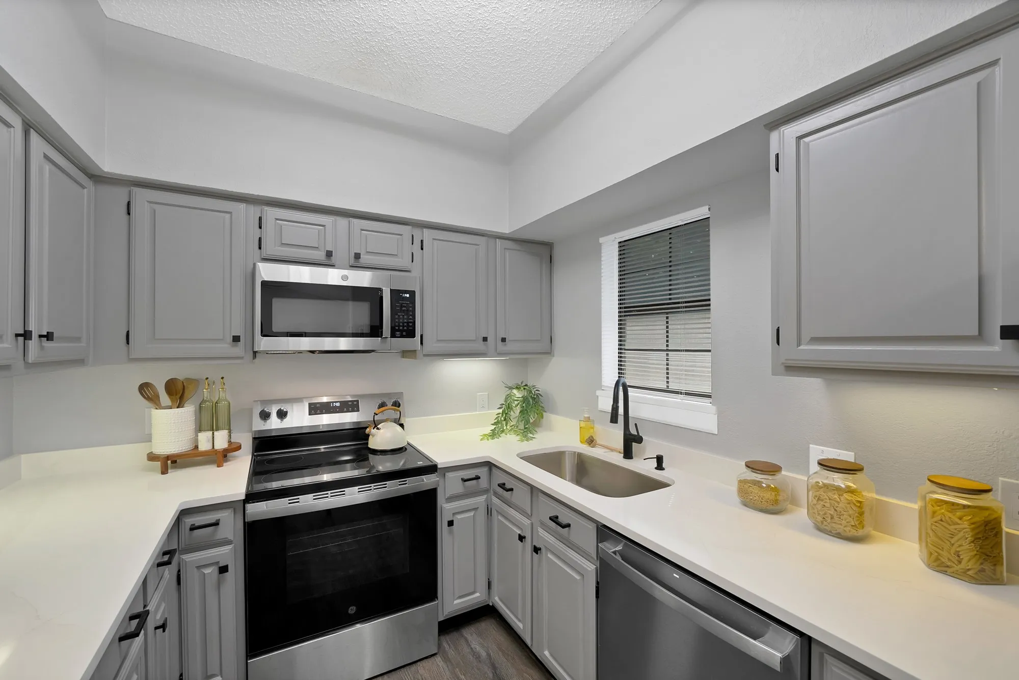 Condominium For Sale in Tarrant County , 412 Pebble Way 251, Arlington, Texas 76006, 2 Bedroom, 1 Bathroom, Garage spaces, 896 Sqft, built in 1983, mls#21407942, Real Estate Agent in Arlington, Homes For Sale in Tarrant county, Homes For Sale in Arlington, Realtor in Arlington Texas, Real Estate Brokerage Independent Realty Texas, Luminita Cordes Realtor
