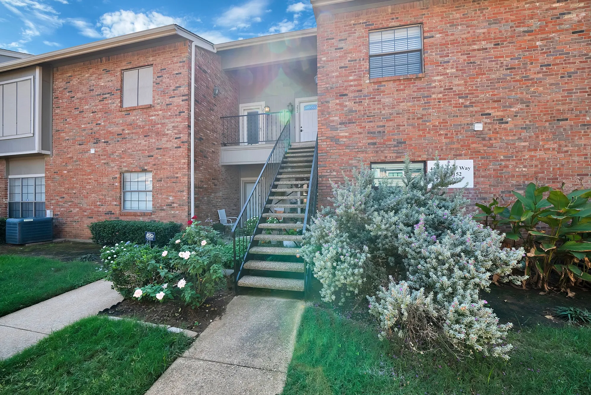 Condominium For Sale in Tarrant County , 412 Pebble Way 251, Arlington, Texas 76006, 2 Bedroom, 1 Bathroom, Garage spaces, 896 Sqft, built in 1983, mls#21407942, Real Estate Agent in Arlington, Homes For Sale in Tarrant county, Homes For Sale in Arlington, Realtor in Arlington Texas, Real Estate Brokerage Independent Realty Texas, Luminita Cordes Realtor