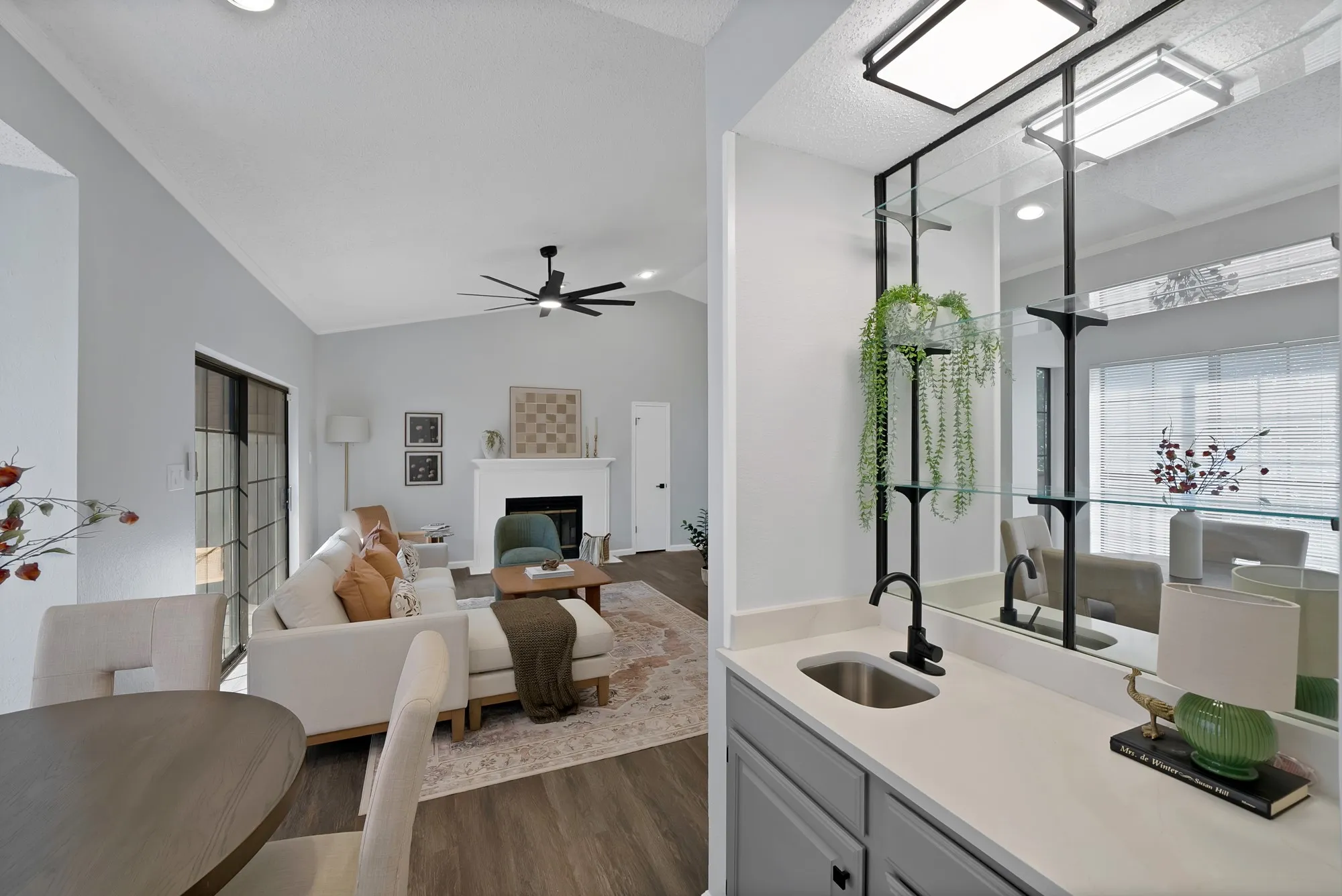 Condominium For Sale in Tarrant County , 412 Pebble Way 251, Arlington, Texas 76006, 2 Bedroom, 1 Bathroom, Garage spaces, 896 Sqft, built in 1983, mls#21407942, Real Estate Agent in Arlington, Homes For Sale in Tarrant county, Homes For Sale in Arlington, Realtor in Arlington Texas, Real Estate Brokerage Independent Realty Texas, Luminita Cordes Realtor