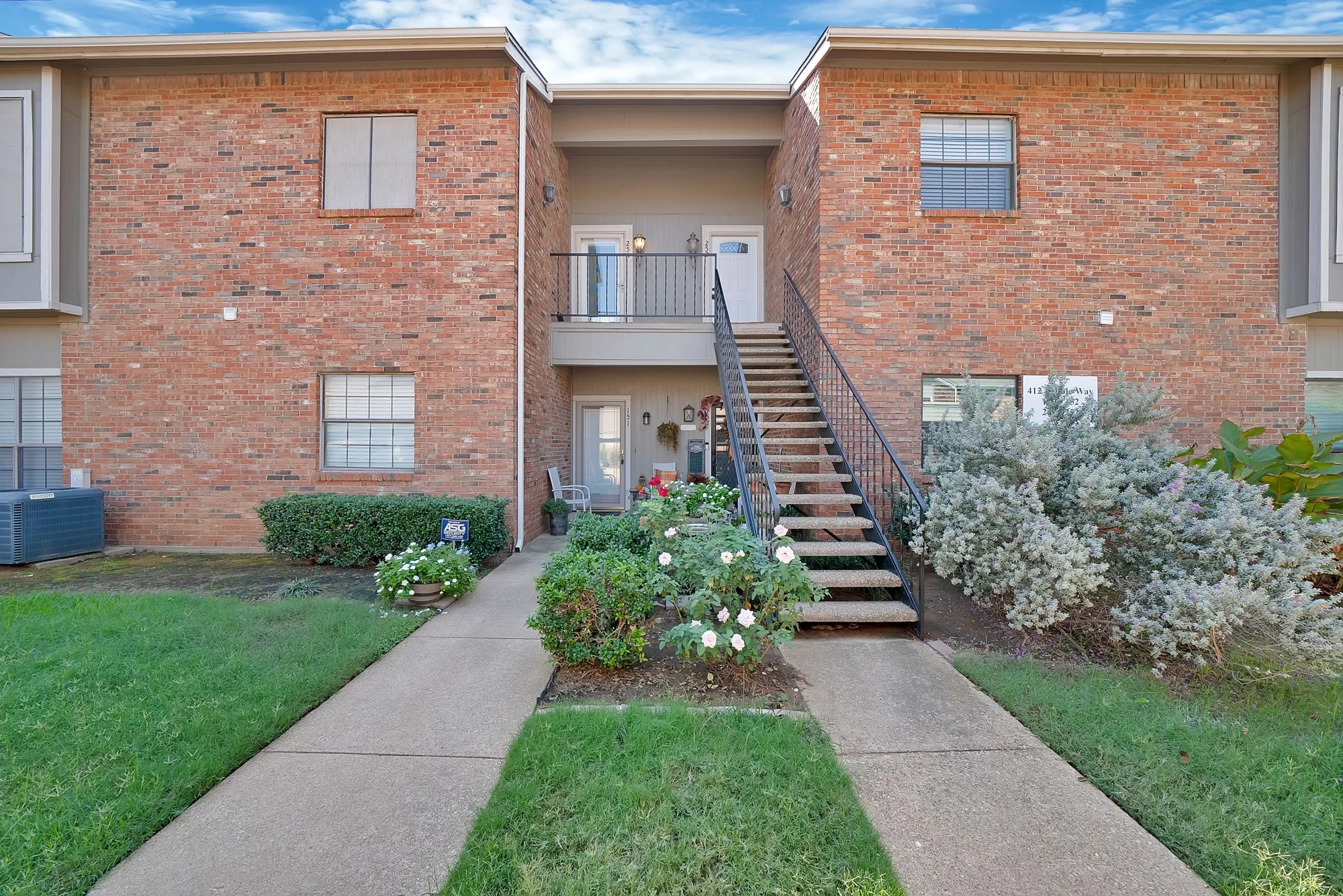 Condominium For Sale in Tarrant County , 412 Pebble Way 251, Arlington, Texas 76006, 2 Bedroom, 1 Bathroom, Garage spaces, 896 Sqft, built in 1983, mls#21407942, Real Estate Agent in Arlington, Homes For Sale in Tarrant county, Homes For Sale in Arlington, Realtor in Arlington Texas, Real Estate Brokerage Independent Realty Texas, Luminita Cordes Realtor