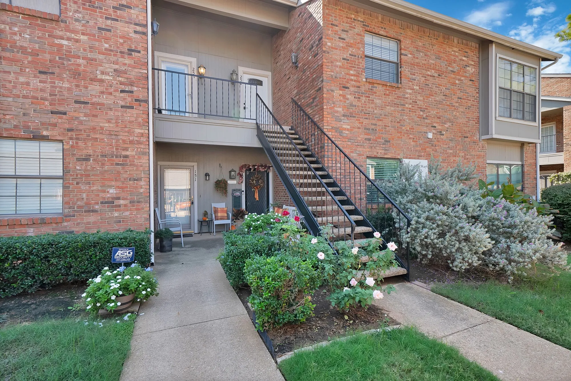 Condominium For Sale in Tarrant County , 412 Pebble Way 251, Arlington, Texas 76006, 2 Bedroom, 1 Bathroom, Garage spaces, 896 Sqft, built in 1983, mls#21407942, Real Estate Agent in Arlington, Homes For Sale in Tarrant county, Homes For Sale in Arlington, Realtor in Arlington Texas, Real Estate Brokerage Independent Realty Texas, Luminita Cordes Realtor