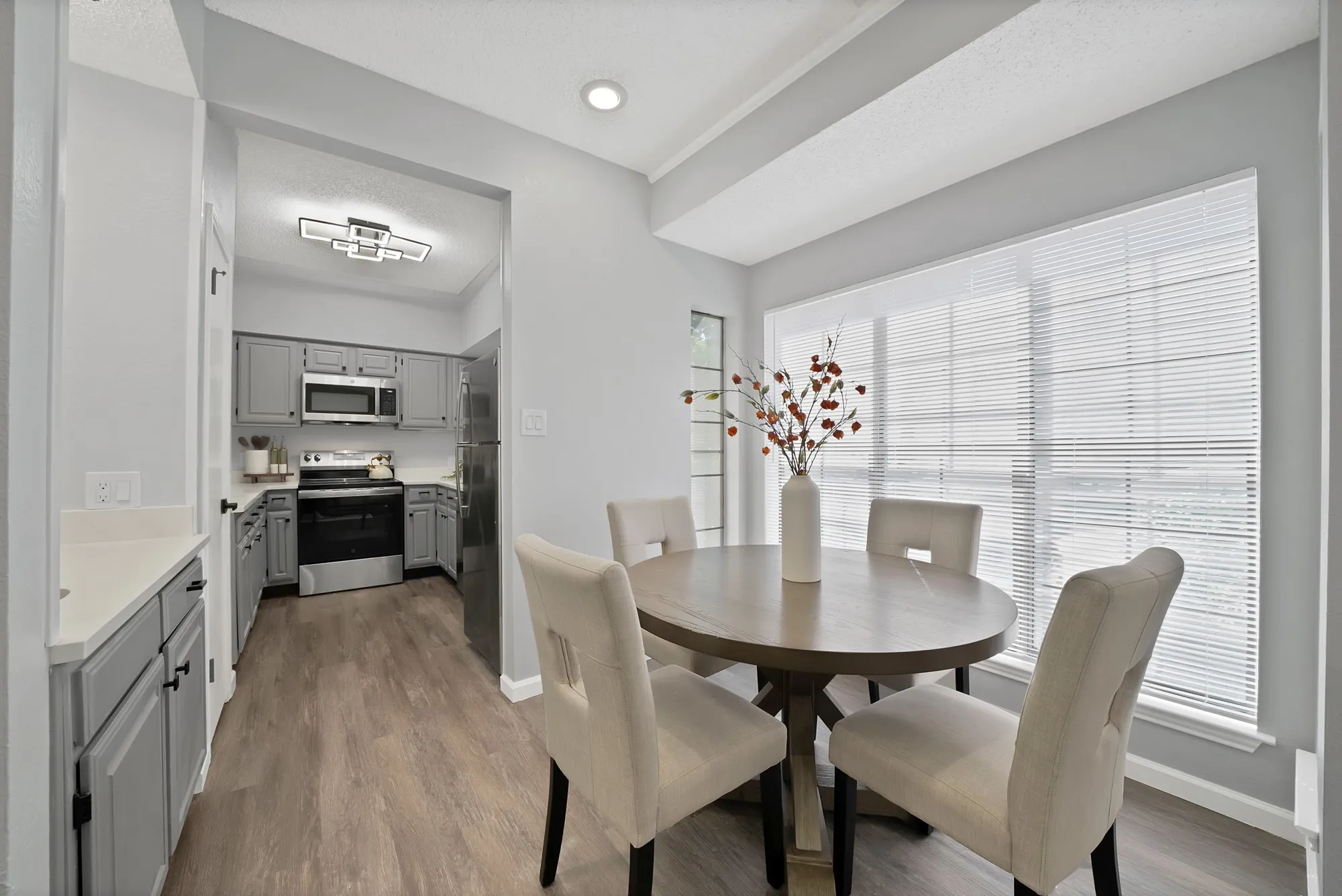 Condominium For Sale in Tarrant County , 412 Pebble Way 251, Arlington, Texas 76006, 2 Bedroom, 1 Bathroom, Garage spaces, 896 Sqft, built in 1983, mls#21407942, Real Estate Agent in Arlington, Homes For Sale in Tarrant county, Homes For Sale in Arlington, Realtor in Arlington Texas, Real Estate Brokerage Independent Realty Texas, Luminita Cordes Realtor