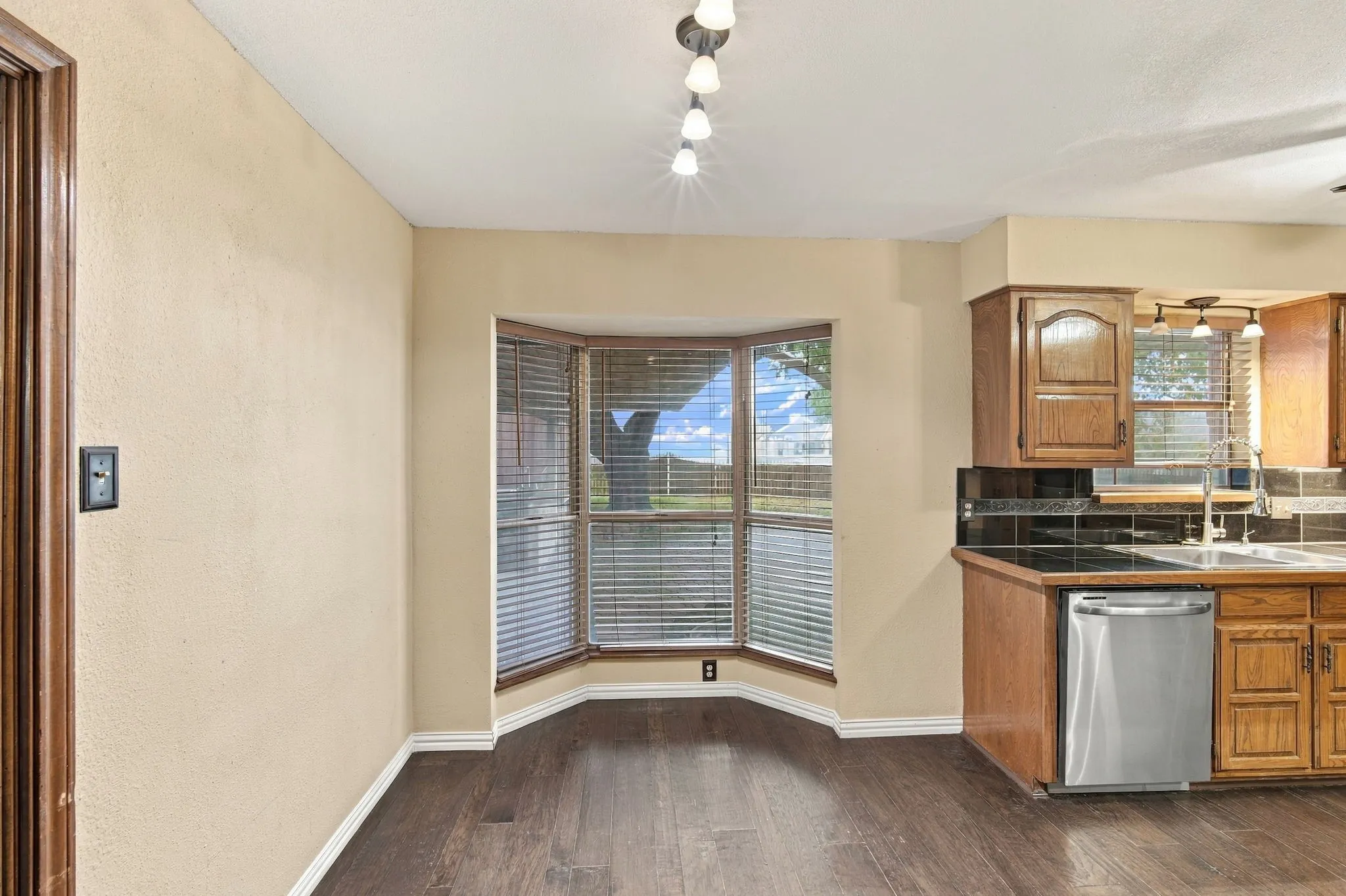 Single Family Residence For Sale in Ellis County , 1501 Meadow Court, Midlothian, Texas 76065, 3 Bedroom, 3 Bathroom, 2 Garage spaces, 1,691 Sqft, built in 1977, mls#21408207, Real Estate Agent in Midlothian, Homes For Sale in Ellis county, Homes For Sale in Midlothian, Realtor in Midlothian Texas, Real Estate Brokerage Independent Realty Texas, Luminita Cordes Realtor