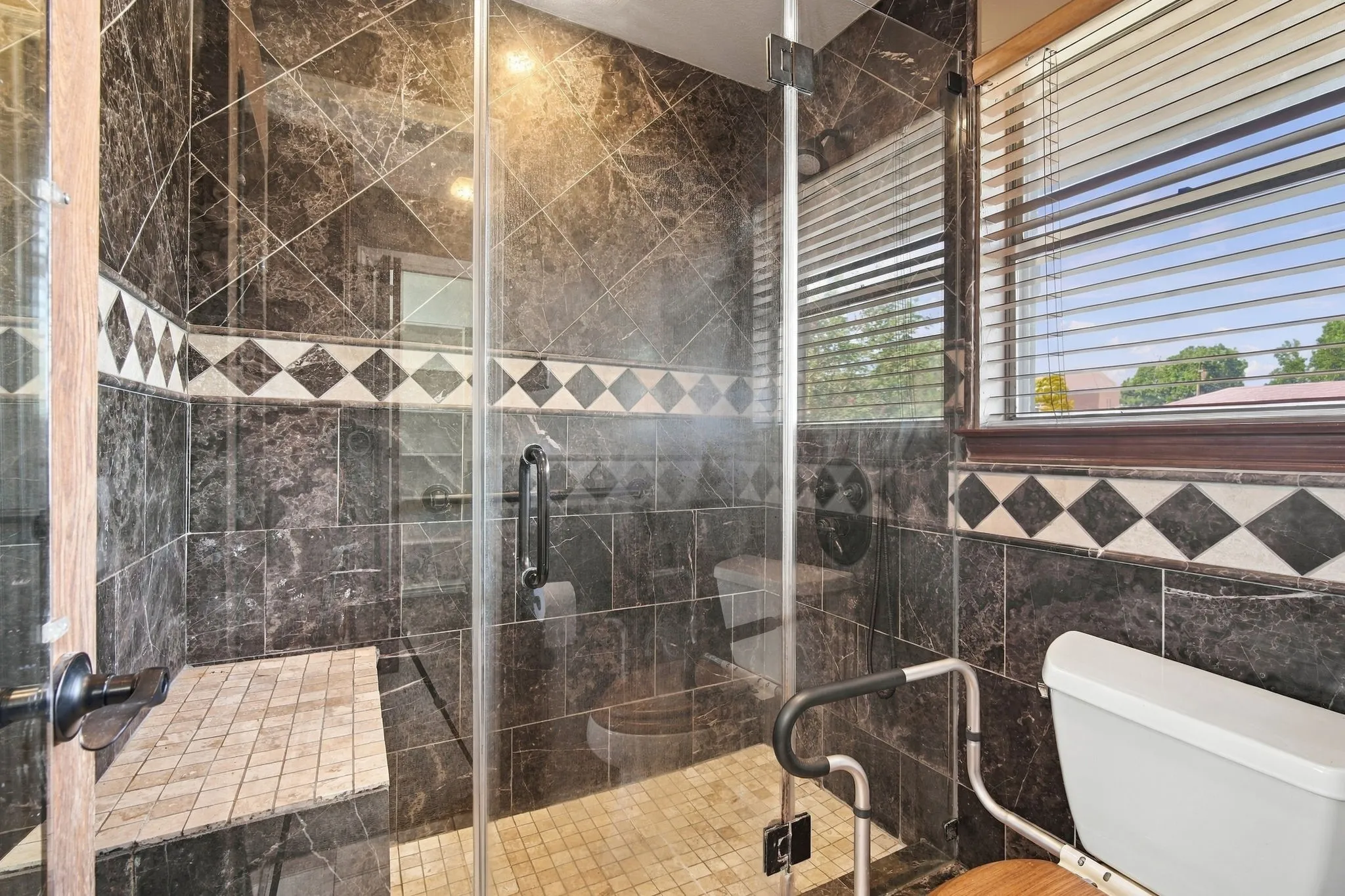 Single Family Residence For Sale in Ellis County , 1501 Meadow Court, Midlothian, Texas 76065, 3 Bedroom, 3 Bathroom, 2 Garage spaces, 1,691 Sqft, built in 1977, mls#21408207, Real Estate Agent in Midlothian, Homes For Sale in Ellis county, Homes For Sale in Midlothian, Realtor in Midlothian Texas, Real Estate Brokerage Independent Realty Texas, Luminita Cordes Realtor