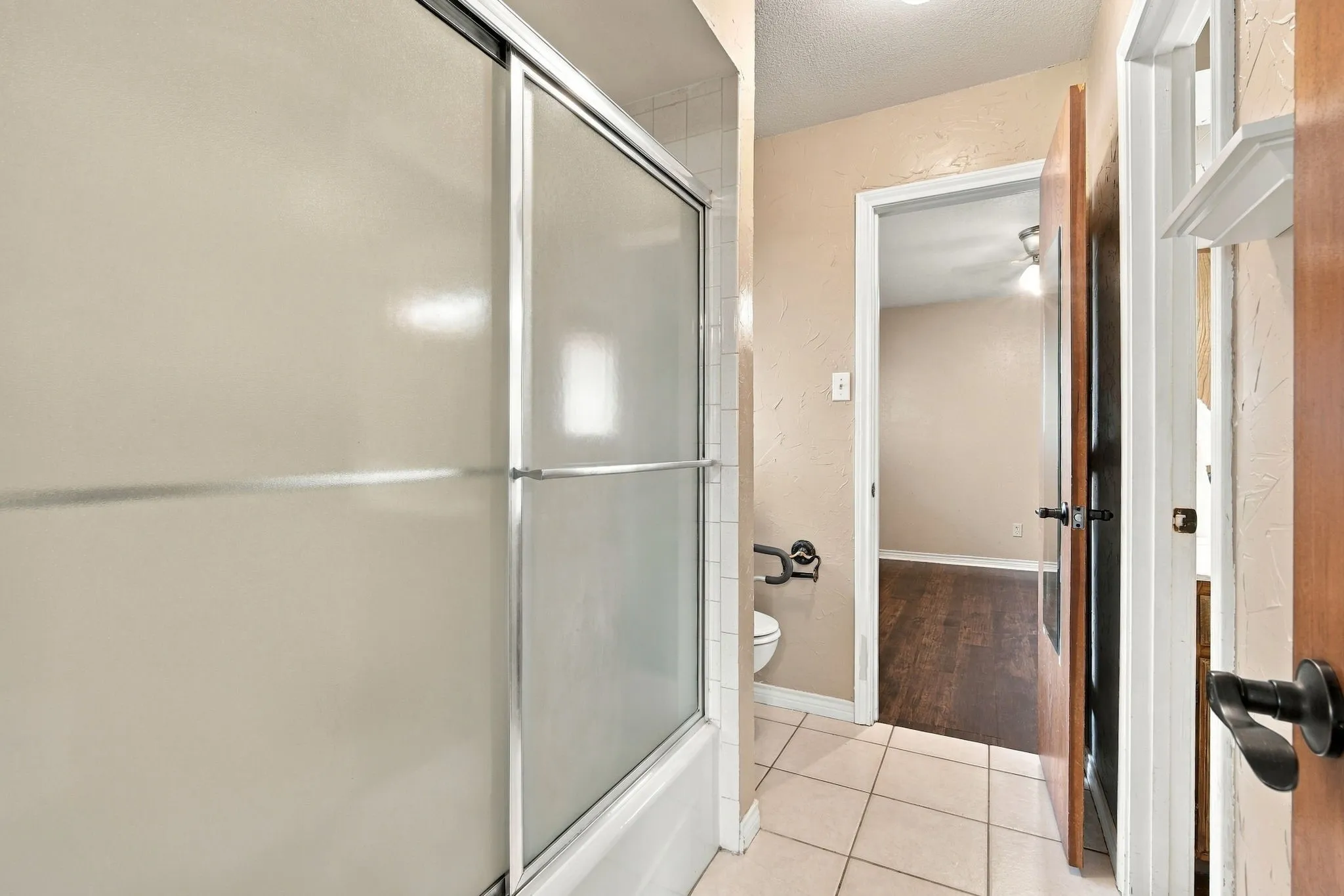 Single Family Residence For Sale in Ellis County , 1501 Meadow Court, Midlothian, Texas 76065, 3 Bedroom, 3 Bathroom, 2 Garage spaces, 1,691 Sqft, built in 1977, mls#21408207, Real Estate Agent in Midlothian, Homes For Sale in Ellis county, Homes For Sale in Midlothian, Realtor in Midlothian Texas, Real Estate Brokerage Independent Realty Texas, Luminita Cordes Realtor