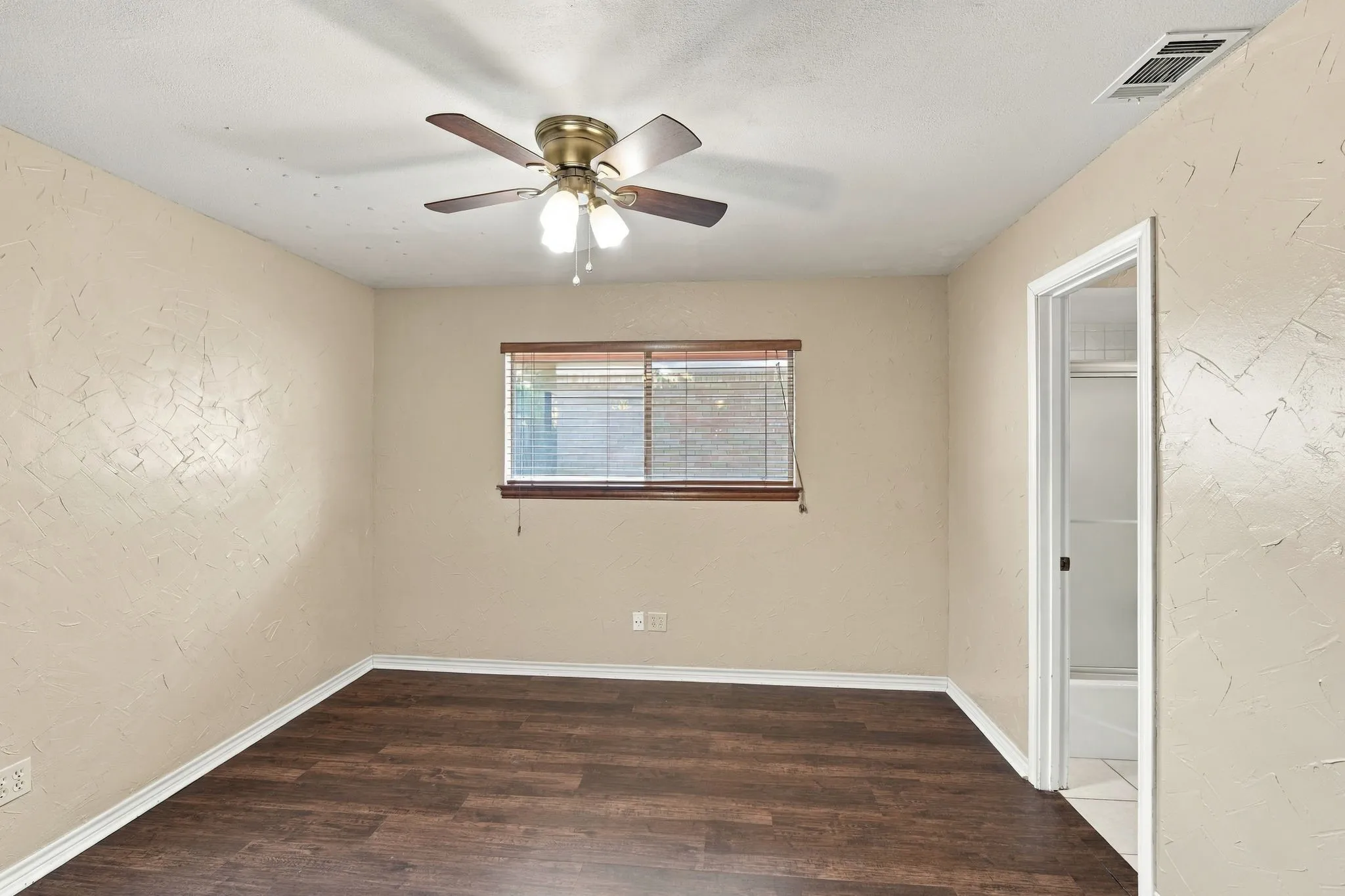 Single Family Residence For Sale in Ellis County , 1501 Meadow Court, Midlothian, Texas 76065, 3 Bedroom, 3 Bathroom, 2 Garage spaces, 1,691 Sqft, built in 1977, mls#21408207, Real Estate Agent in Midlothian, Homes For Sale in Ellis county, Homes For Sale in Midlothian, Realtor in Midlothian Texas, Real Estate Brokerage Independent Realty Texas, Luminita Cordes Realtor