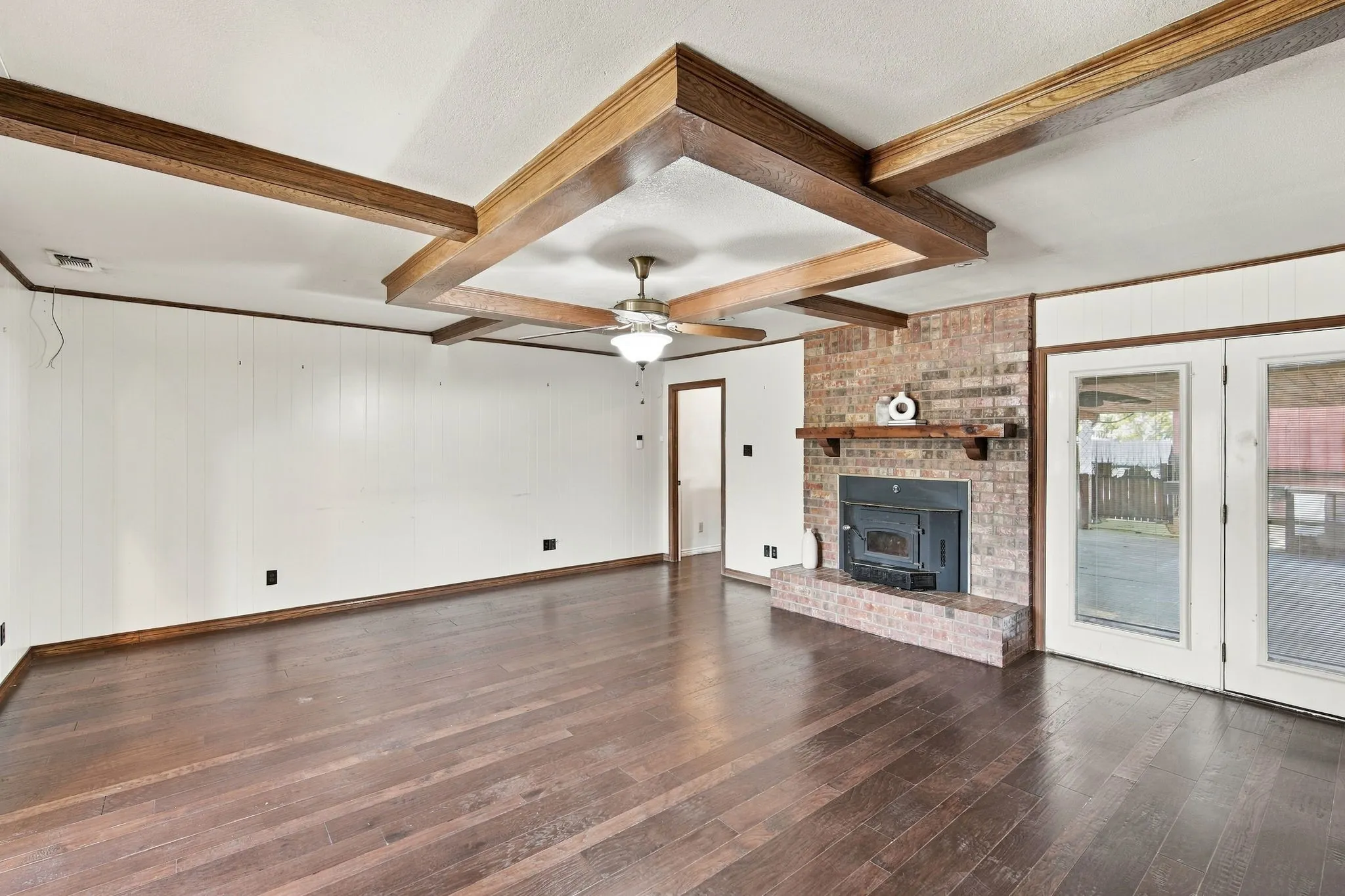 Single Family Residence For Sale in Ellis County , 1501 Meadow Court, Midlothian, Texas 76065, 3 Bedroom, 3 Bathroom, 2 Garage spaces, 1,691 Sqft, built in 1977, mls#21408207, Real Estate Agent in Midlothian, Homes For Sale in Ellis county, Homes For Sale in Midlothian, Realtor in Midlothian Texas, Real Estate Brokerage Independent Realty Texas, Luminita Cordes Realtor