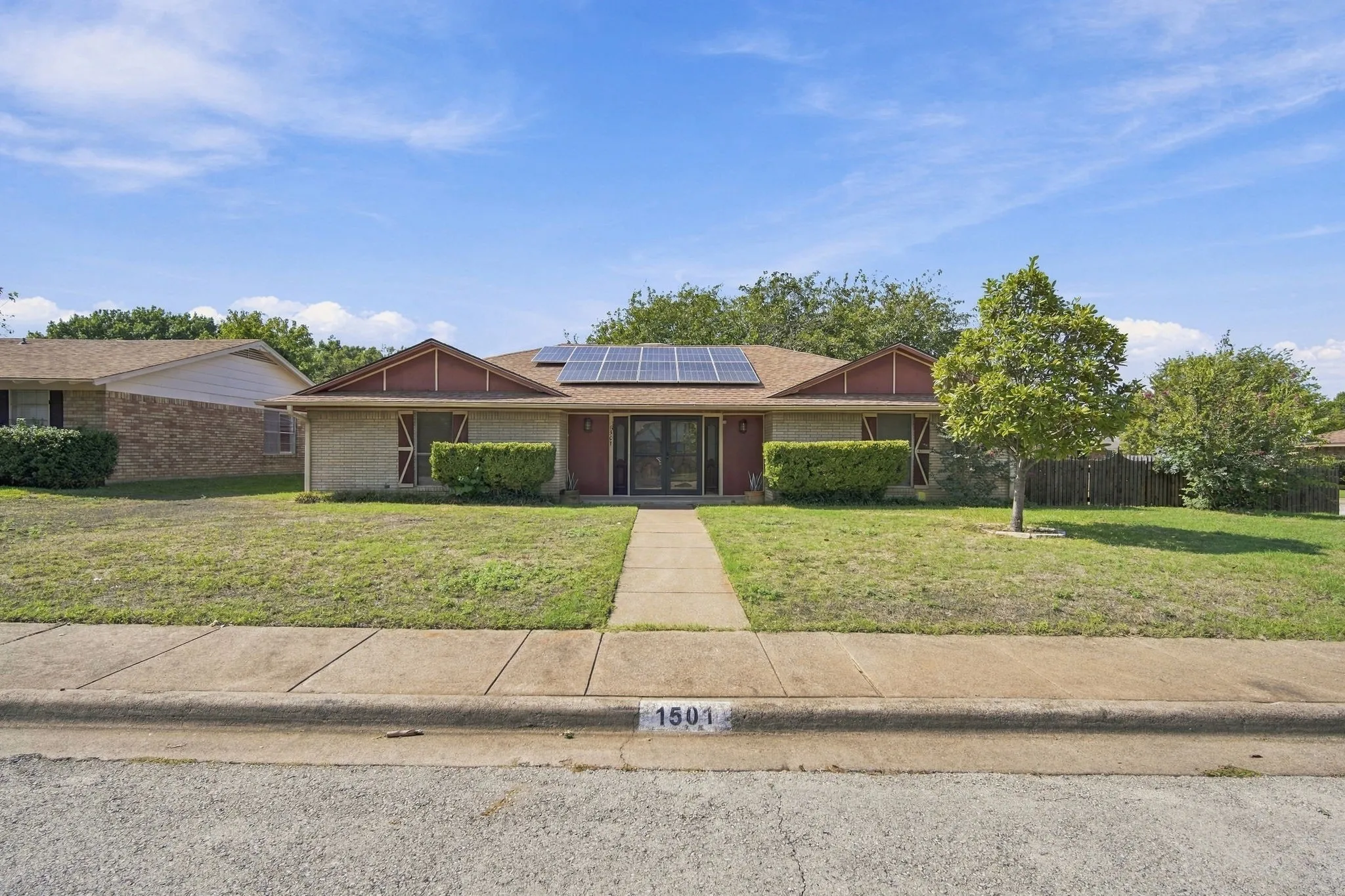 Single Family Residence For Sale in Ellis County , 1501 Meadow Court, Midlothian, Texas 76065, 3 Bedroom, 3 Bathroom, 2 Garage spaces, 1,691 Sqft, built in 1977, mls#21408207, Real Estate Agent in Midlothian, Homes For Sale in Ellis county, Homes For Sale in Midlothian, Realtor in Midlothian Texas, Real Estate Brokerage Independent Realty Texas, Luminita Cordes Realtor