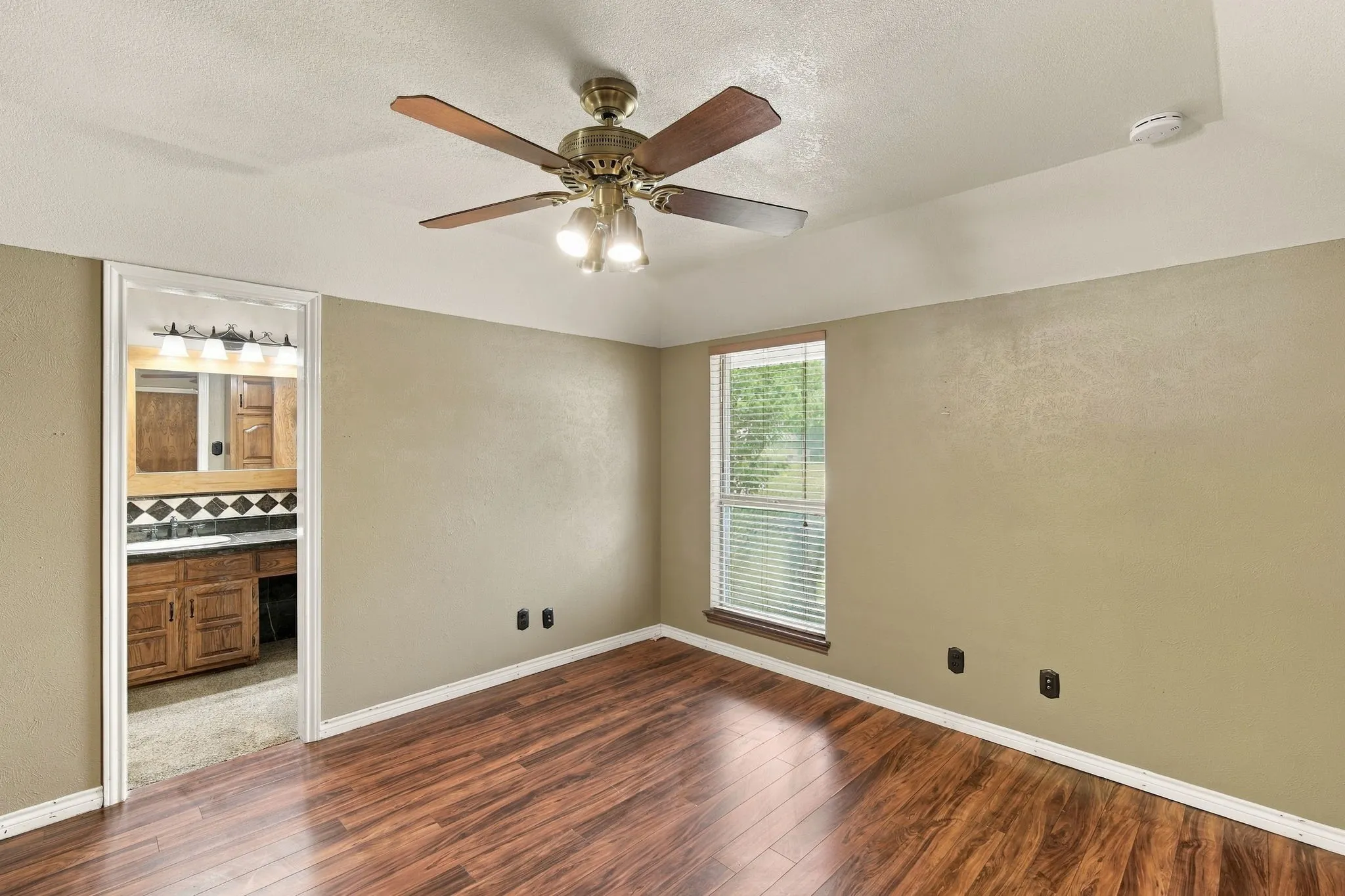 Single Family Residence For Sale in Ellis County , 1501 Meadow Court, Midlothian, Texas 76065, 3 Bedroom, 3 Bathroom, 2 Garage spaces, 1,691 Sqft, built in 1977, mls#21408207, Real Estate Agent in Midlothian, Homes For Sale in Ellis county, Homes For Sale in Midlothian, Realtor in Midlothian Texas, Real Estate Brokerage Independent Realty Texas, Luminita Cordes Realtor