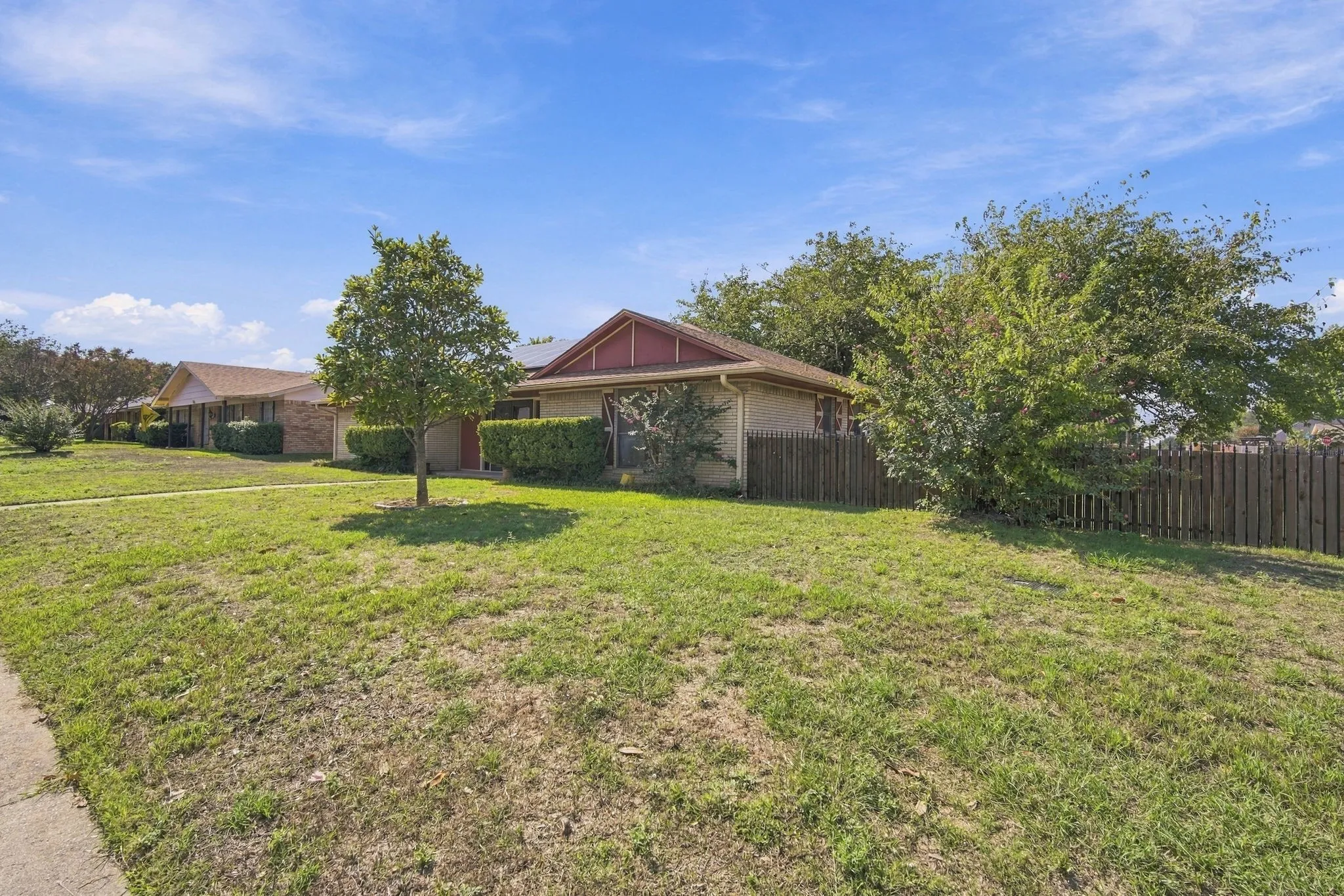 Single Family Residence For Sale in Ellis County , 1501 Meadow Court, Midlothian, Texas 76065, 3 Bedroom, 3 Bathroom, 2 Garage spaces, 1,691 Sqft, built in 1977, mls#21408207, Real Estate Agent in Midlothian, Homes For Sale in Ellis county, Homes For Sale in Midlothian, Realtor in Midlothian Texas, Real Estate Brokerage Independent Realty Texas, Luminita Cordes Realtor