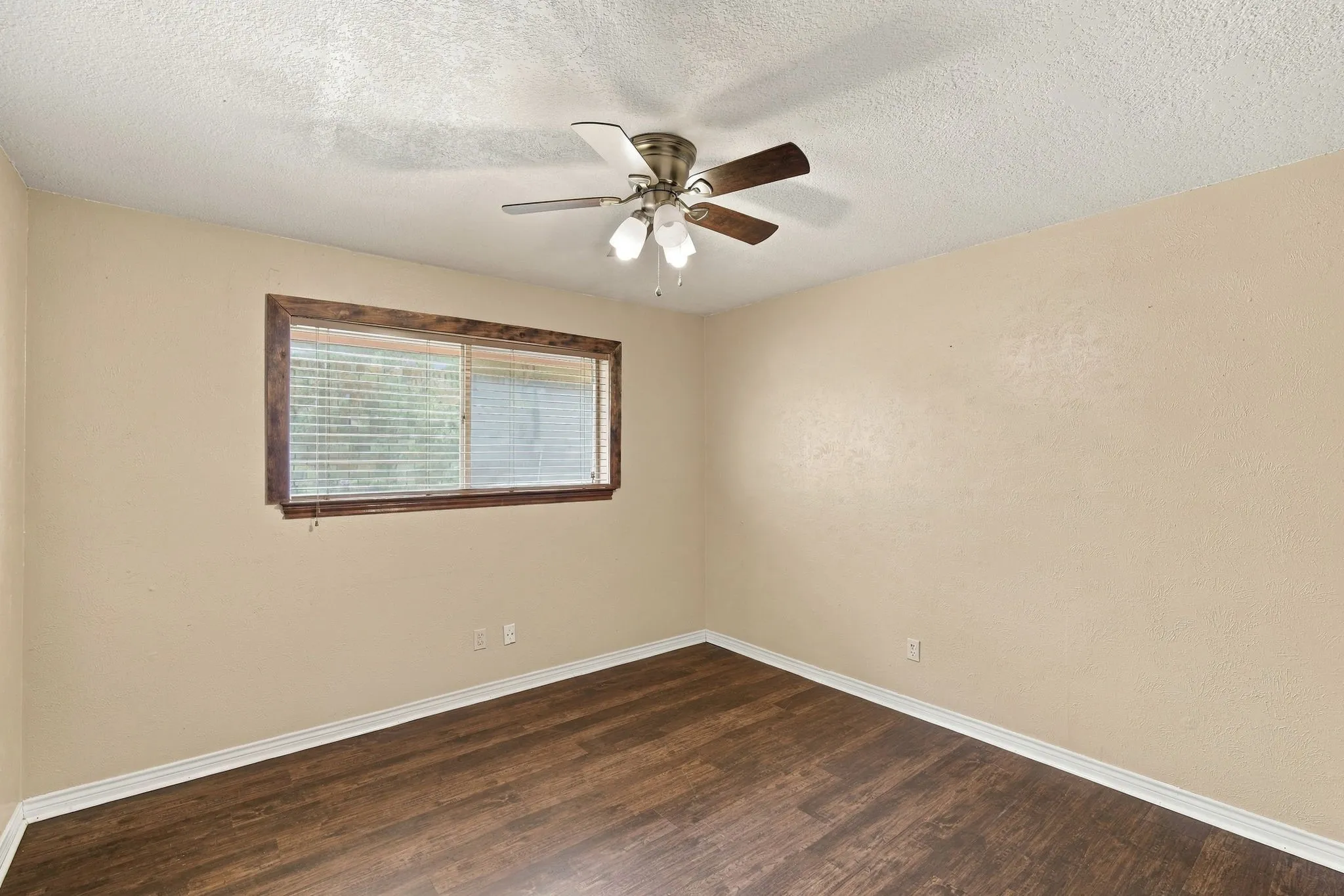 Single Family Residence For Sale in Ellis County , 1501 Meadow Court, Midlothian, Texas 76065, 3 Bedroom, 3 Bathroom, 2 Garage spaces, 1,691 Sqft, built in 1977, mls#21408207, Real Estate Agent in Midlothian, Homes For Sale in Ellis county, Homes For Sale in Midlothian, Realtor in Midlothian Texas, Real Estate Brokerage Independent Realty Texas, Luminita Cordes Realtor
