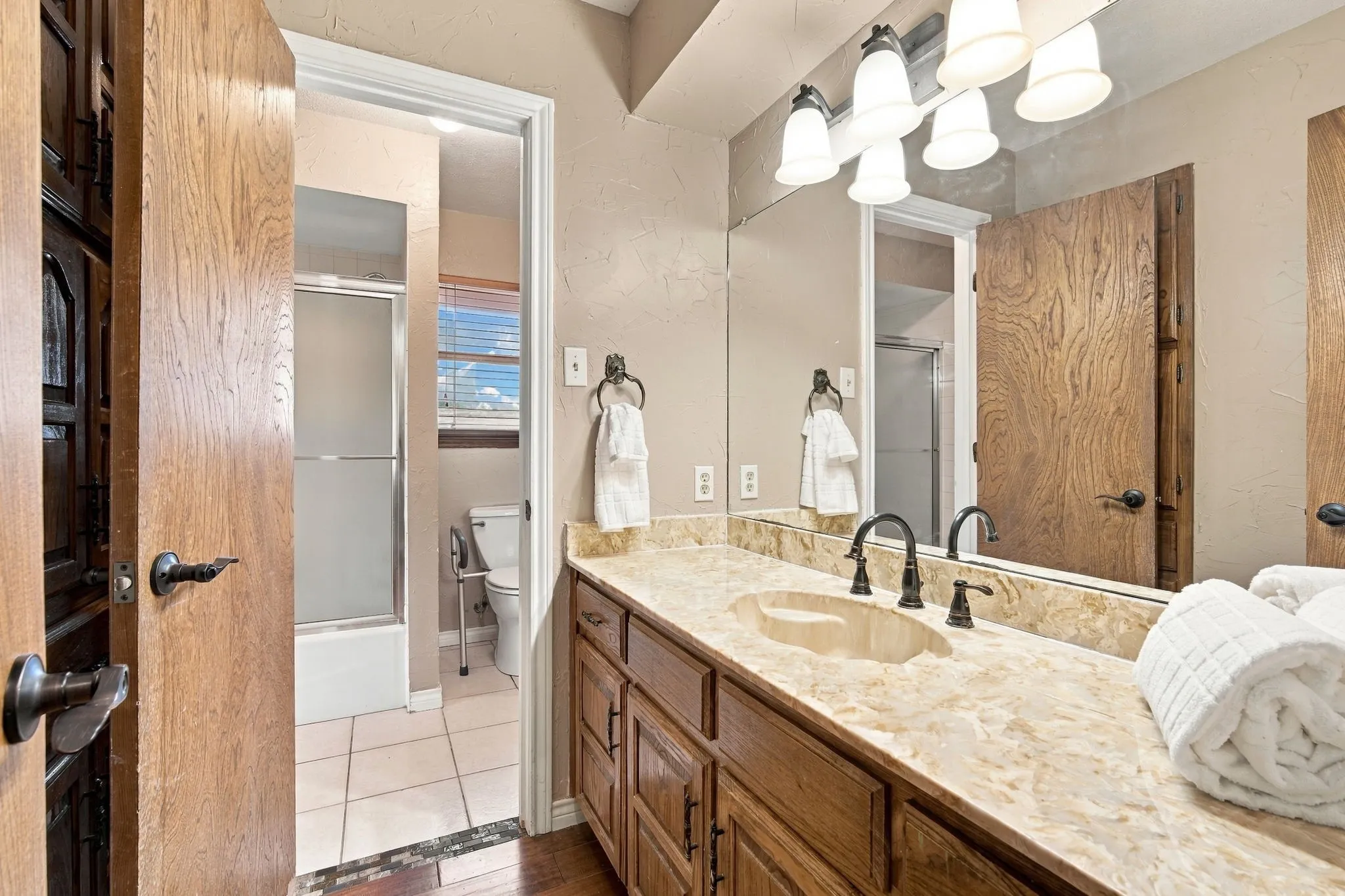 Single Family Residence For Sale in Ellis County , 1501 Meadow Court, Midlothian, Texas 76065, 3 Bedroom, 3 Bathroom, 2 Garage spaces, 1,691 Sqft, built in 1977, mls#21408207, Real Estate Agent in Midlothian, Homes For Sale in Ellis county, Homes For Sale in Midlothian, Realtor in Midlothian Texas, Real Estate Brokerage Independent Realty Texas, Luminita Cordes Realtor
