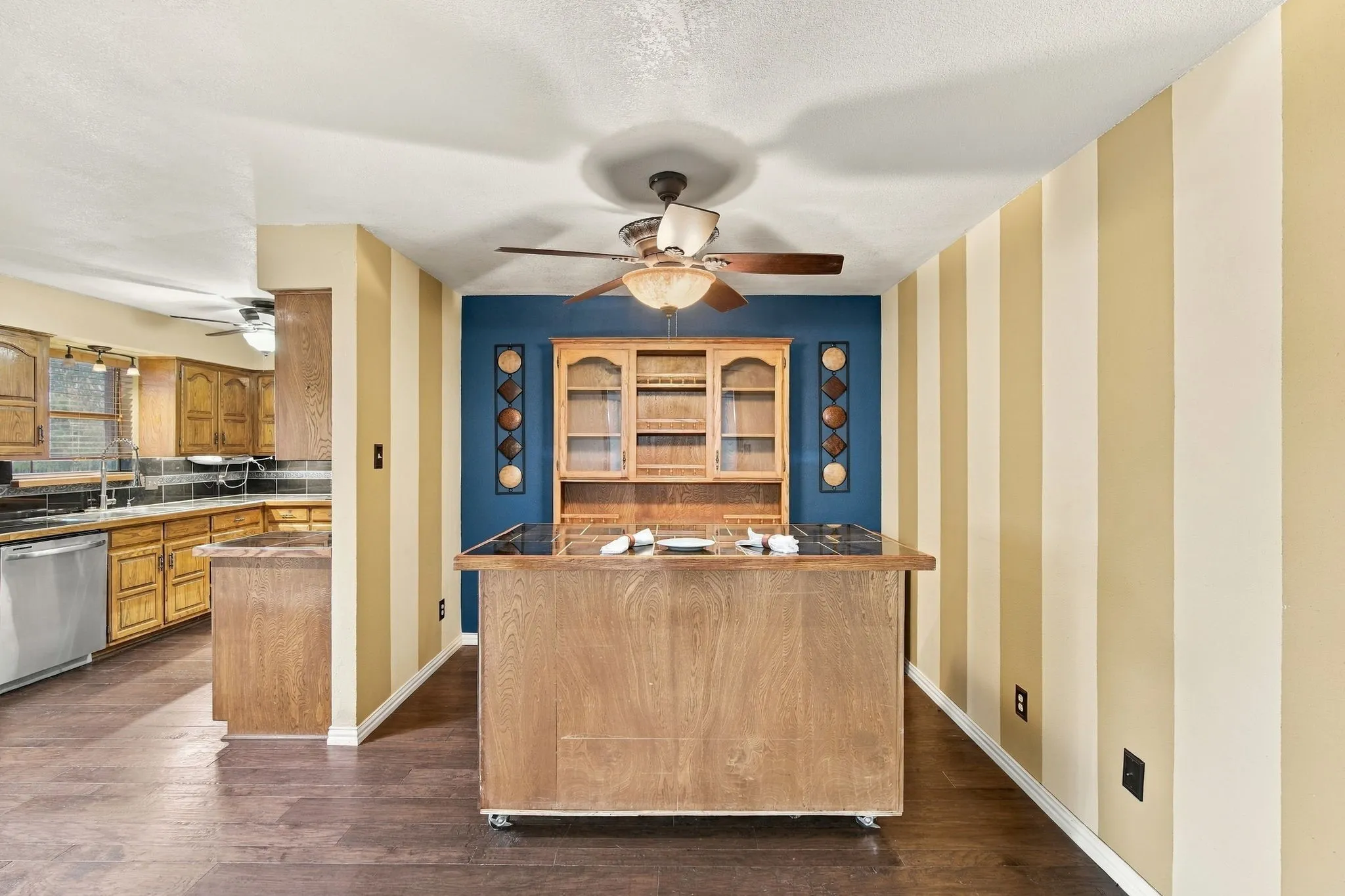 Single Family Residence For Sale in Ellis County , 1501 Meadow Court, Midlothian, Texas 76065, 3 Bedroom, 3 Bathroom, 2 Garage spaces, 1,691 Sqft, built in 1977, mls#21408207, Real Estate Agent in Midlothian, Homes For Sale in Ellis county, Homes For Sale in Midlothian, Realtor in Midlothian Texas, Real Estate Brokerage Independent Realty Texas, Luminita Cordes Realtor