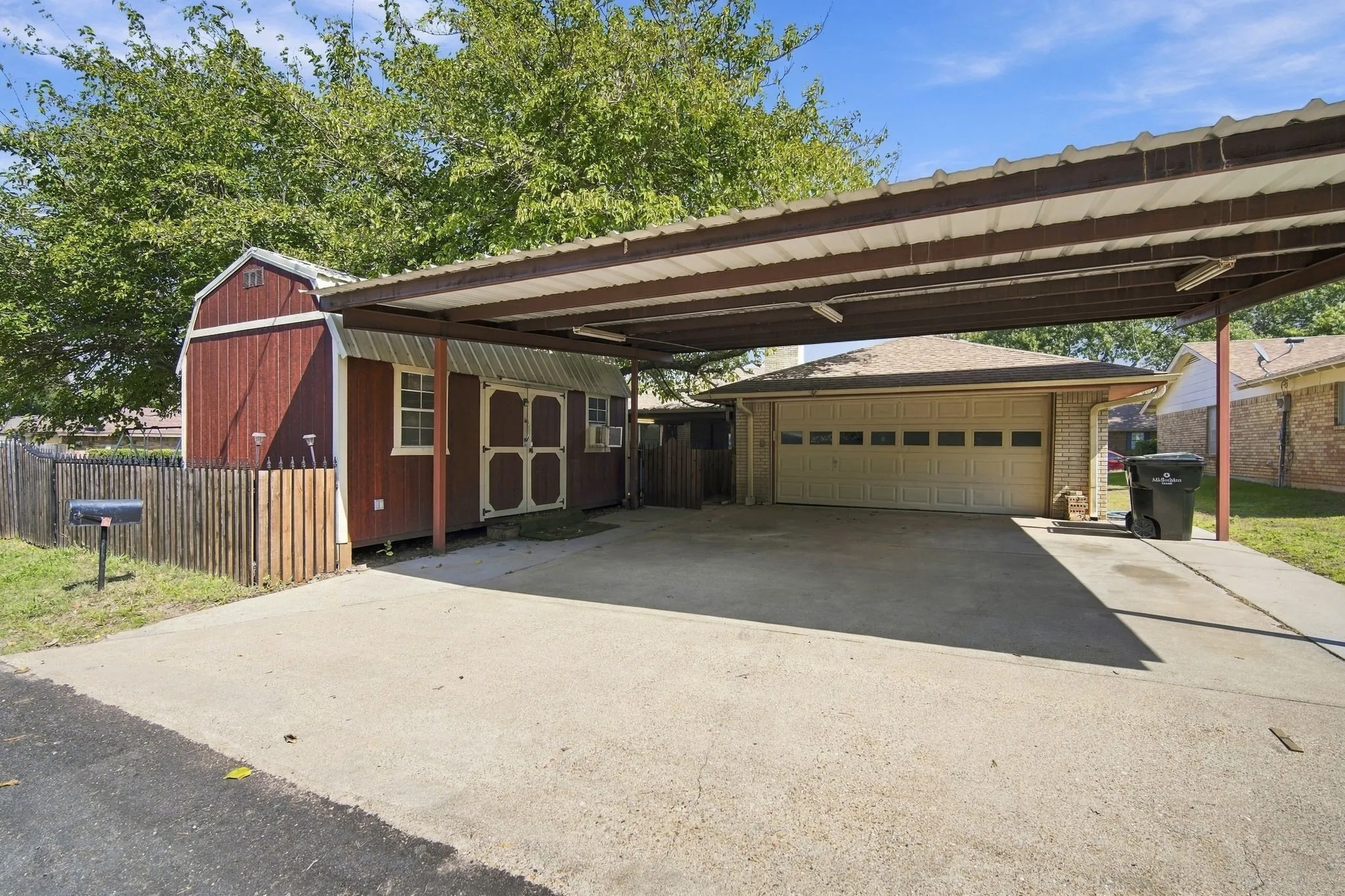 Single Family Residence For Sale in Ellis County , 1501 Meadow Court, Midlothian, Texas 76065, 3 Bedroom, 3 Bathroom, 2 Garage spaces, 1,691 Sqft, built in 1977, mls#21408207, Real Estate Agent in Midlothian, Homes For Sale in Ellis county, Homes For Sale in Midlothian, Realtor in Midlothian Texas, Real Estate Brokerage Independent Realty Texas, Luminita Cordes Realtor