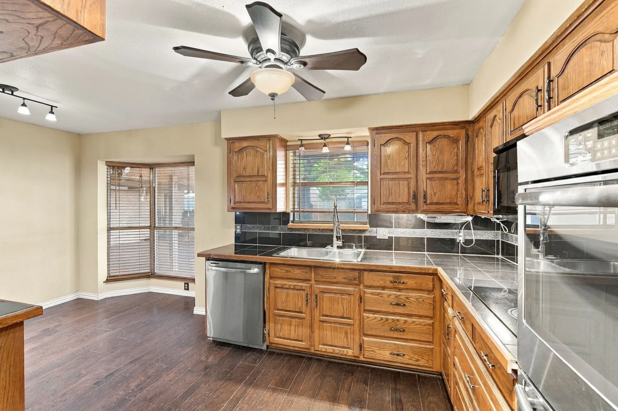 Single Family Residence For Sale in Ellis County , 1501 Meadow Court, Midlothian, Texas 76065, 3 Bedroom, 3 Bathroom, 2 Garage spaces, 1,691 Sqft, built in 1977, mls#21408207, Real Estate Agent in Midlothian, Homes For Sale in Ellis county, Homes For Sale in Midlothian, Realtor in Midlothian Texas, Real Estate Brokerage Independent Realty Texas, Luminita Cordes Realtor