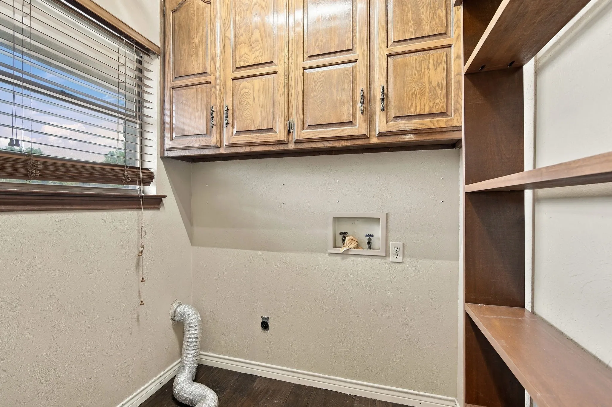 Single Family Residence For Sale in Ellis County , 1501 Meadow Court, Midlothian, Texas 76065, 3 Bedroom, 3 Bathroom, 2 Garage spaces, 1,691 Sqft, built in 1977, mls#21408207, Real Estate Agent in Midlothian, Homes For Sale in Ellis county, Homes For Sale in Midlothian, Realtor in Midlothian Texas, Real Estate Brokerage Independent Realty Texas, Luminita Cordes Realtor