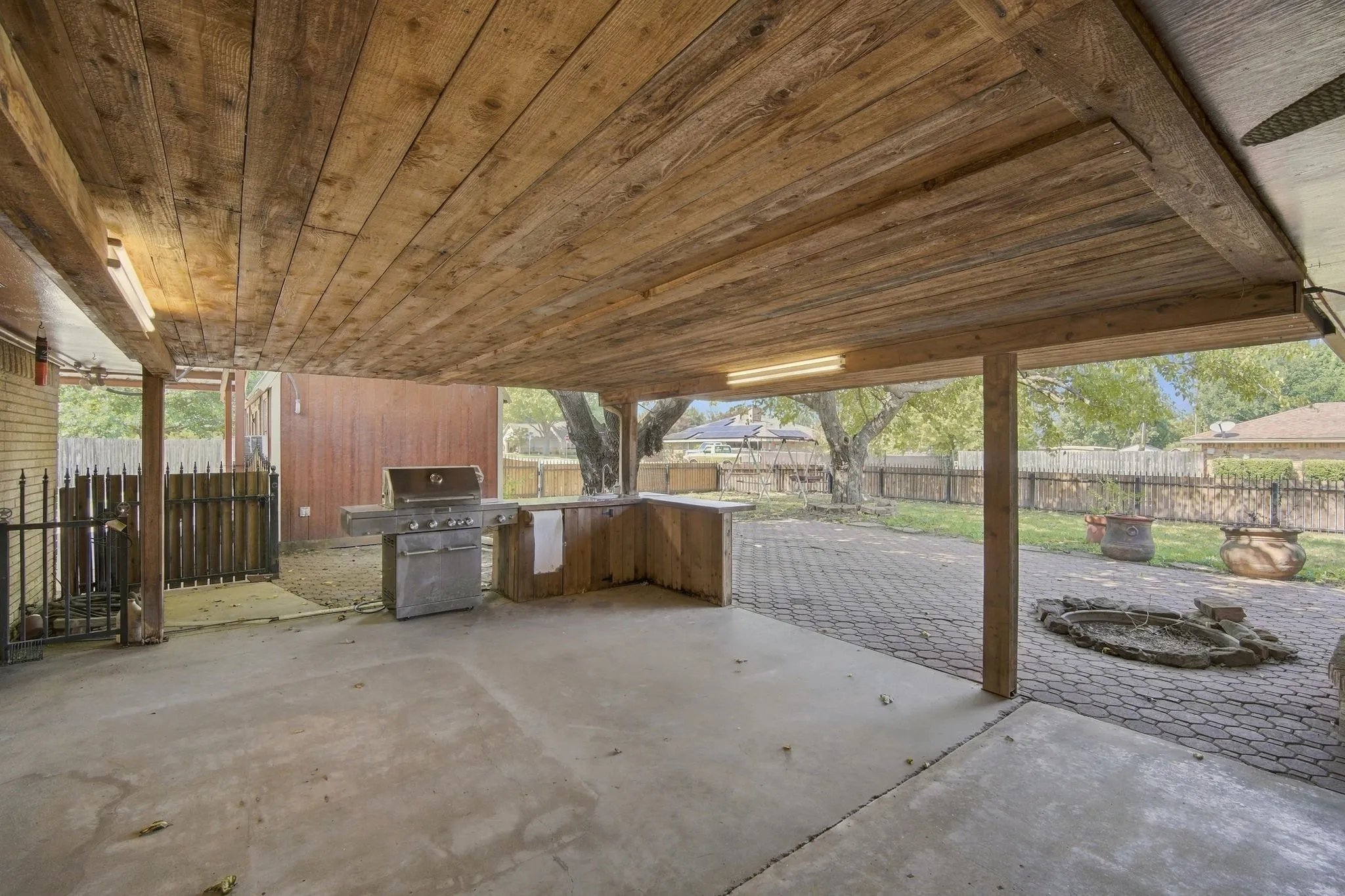 Single Family Residence For Sale in Ellis County , 1501 Meadow Court, Midlothian, Texas 76065, 3 Bedroom, 3 Bathroom, 2 Garage spaces, 1,691 Sqft, built in 1977, mls#21408207, Real Estate Agent in Midlothian, Homes For Sale in Ellis county, Homes For Sale in Midlothian, Realtor in Midlothian Texas, Real Estate Brokerage Independent Realty Texas, Luminita Cordes Realtor