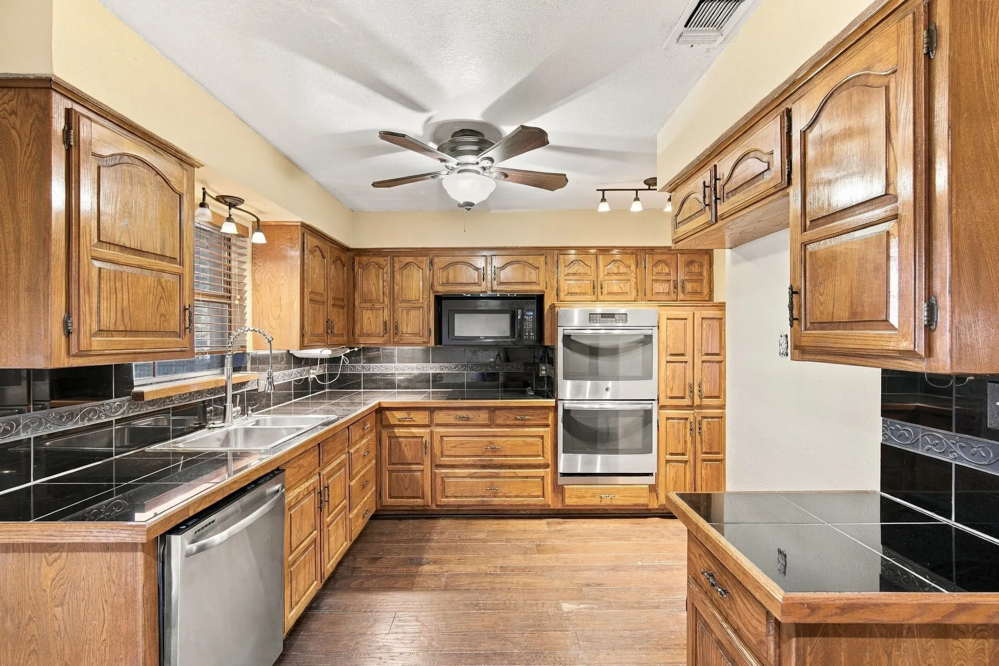 Single Family Residence For Sale in Ellis County , 1501 Meadow Court, Midlothian, Texas 76065, 3 Bedroom, 3 Bathroom, 2 Garage spaces, 1,691 Sqft, built in 1977, mls#21408207, Real Estate Agent in Midlothian, Homes For Sale in Ellis county, Homes For Sale in Midlothian, Realtor in Midlothian Texas, Real Estate Brokerage Independent Realty Texas, Luminita Cordes Realtor