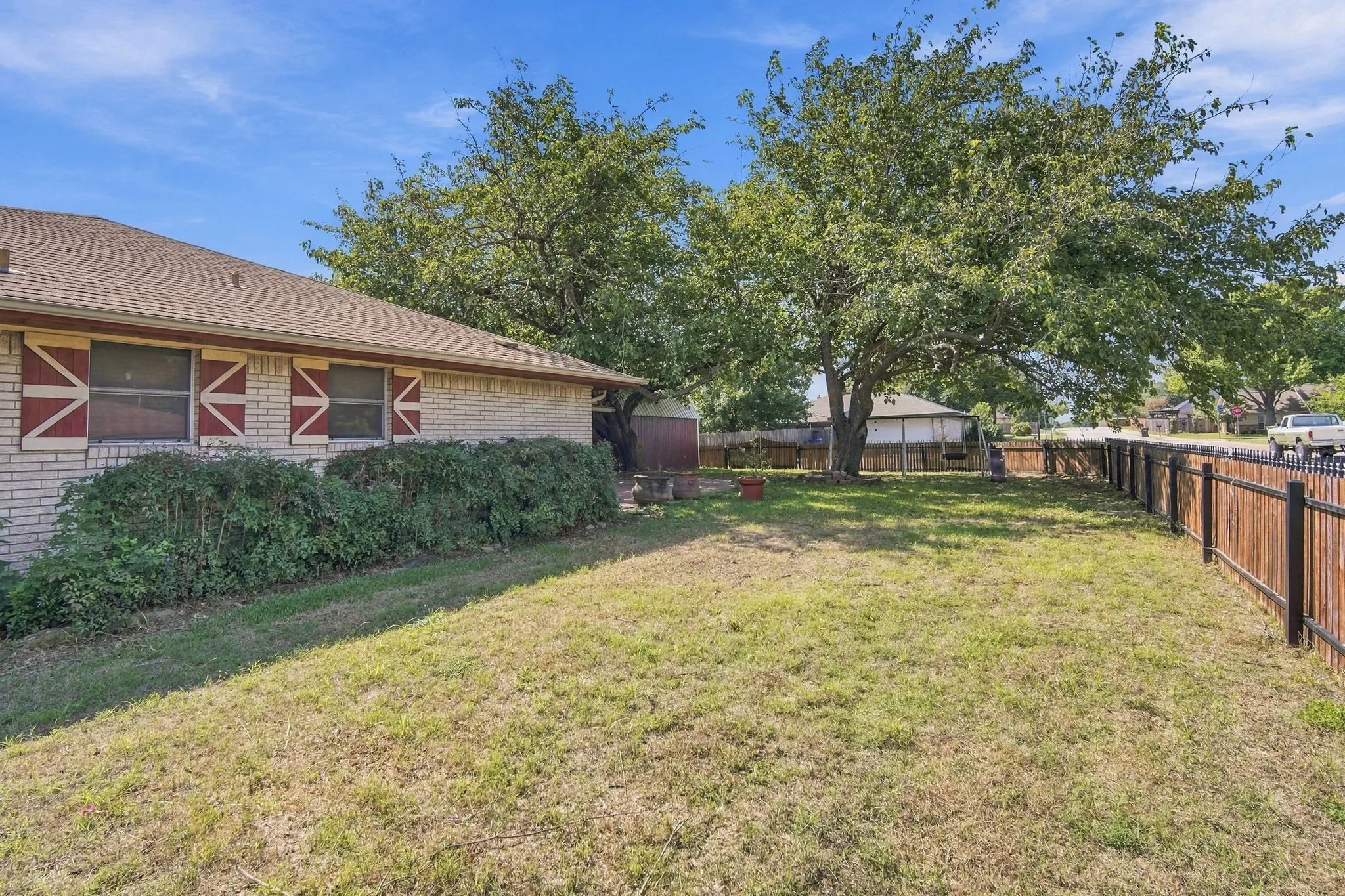 Single Family Residence For Sale in Ellis County , 1501 Meadow Court, Midlothian, Texas 76065, 3 Bedroom, 3 Bathroom, 2 Garage spaces, 1,691 Sqft, built in 1977, mls#21408207, Real Estate Agent in Midlothian, Homes For Sale in Ellis county, Homes For Sale in Midlothian, Realtor in Midlothian Texas, Real Estate Brokerage Independent Realty Texas, Luminita Cordes Realtor